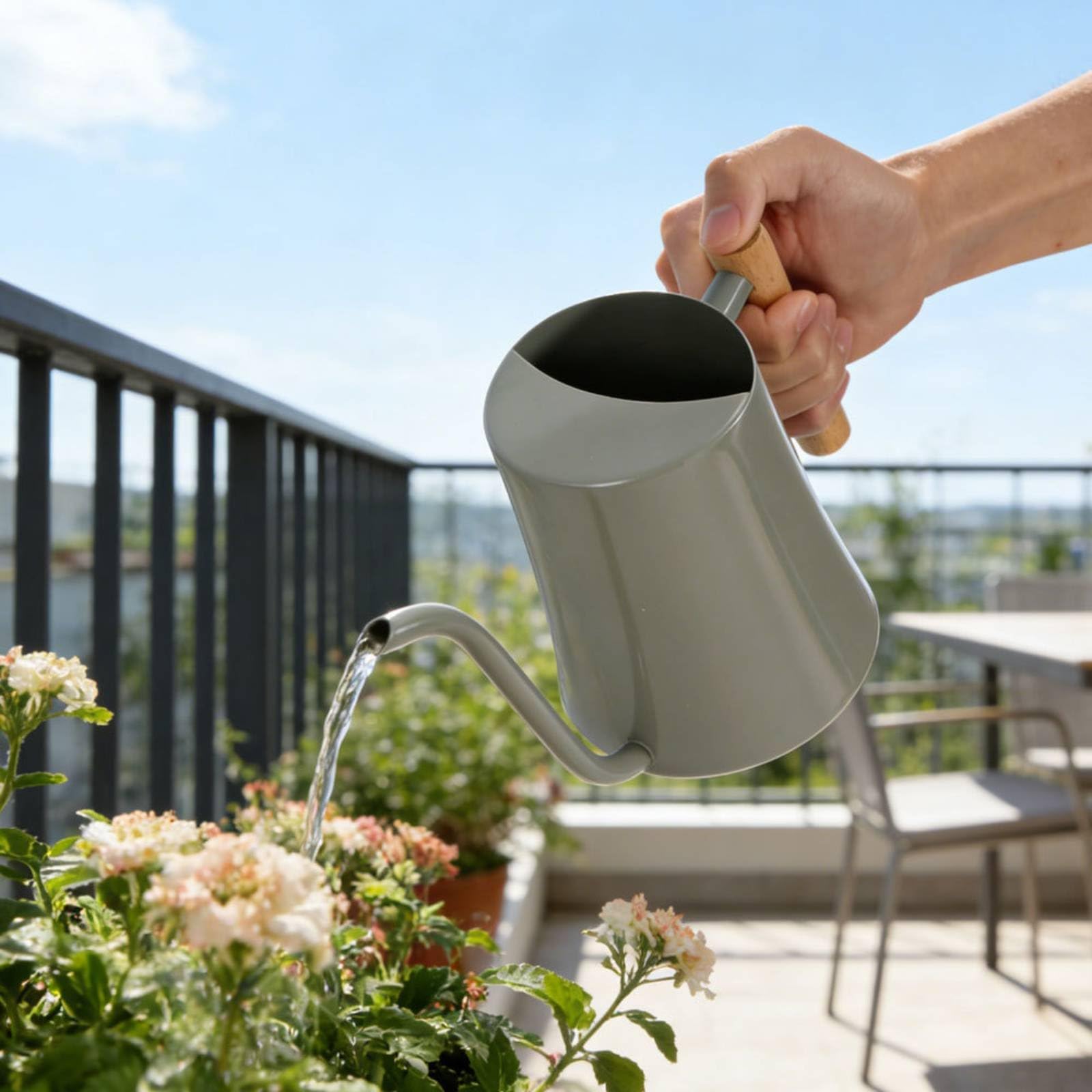 Annaffiatoio Acciaio Inox con Beccuccio Lungo Brocca Irrigazione Contenitore Acqua Innaffiatoio Piante Design con Coperchio Semichiuso Antiperdita Impugnatura Stabile Adatto per Balcone
