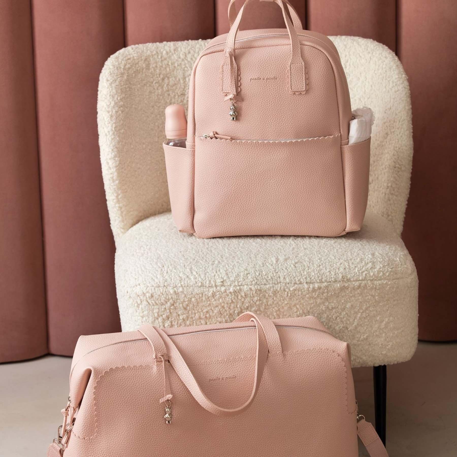Zaino con fasciatoio passeggino nascita Modello ICON in simil pelle lavabile in lavatrice a 30° in varie colorazioni. Borsa fasciatoio nascita per passeggino (Rosa)