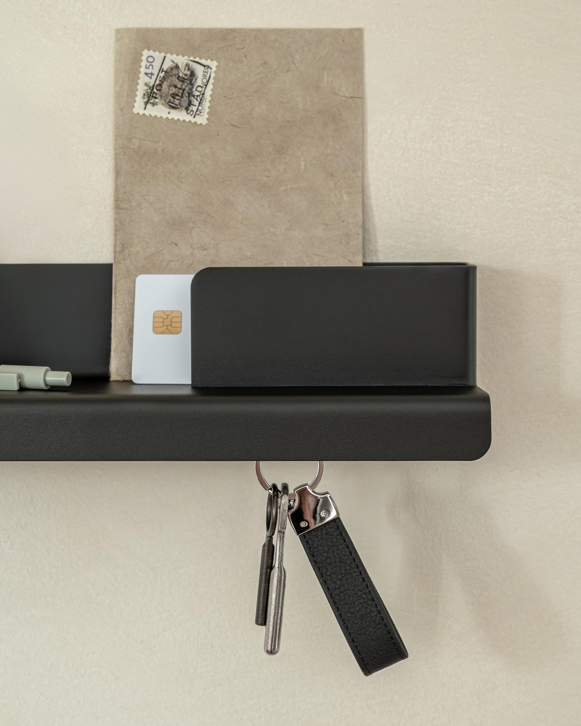 Kazai. Schlüsselbrett 'Holmsen' | Minimalistisches Schlüsselhaken-Design aus Berlin | Moderner Schlüsselhalter mit Ablage aus Metall | Schlüsselboard als Flur Möbel für die Wand | Schwarz