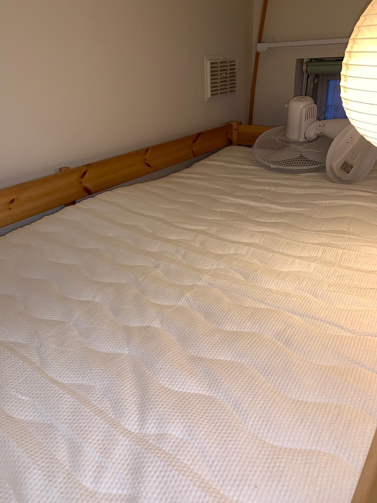 Amazon Basics Comfort MemoryFoamTopper, King, 7 cm, White Amazon.co