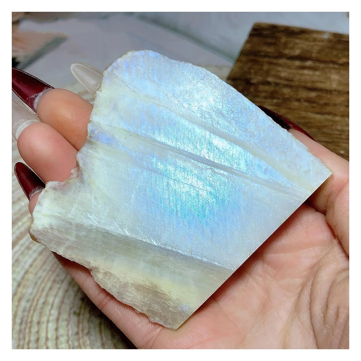 Mineral de colección exclusivo con losa de cristal tallada y reflejos azules premium