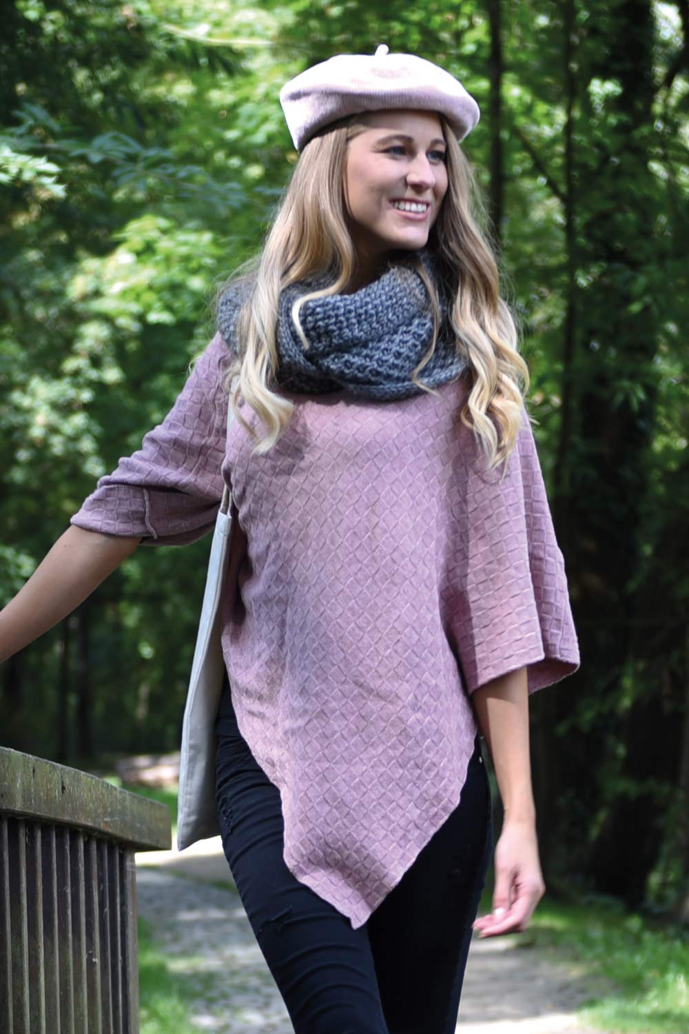 styleBREAKER Poncho Femme Maille Fine Motif Damier | Cape taille unique, 80 cm de long, col roulé confortable de 31 cm, forme triangulaire.