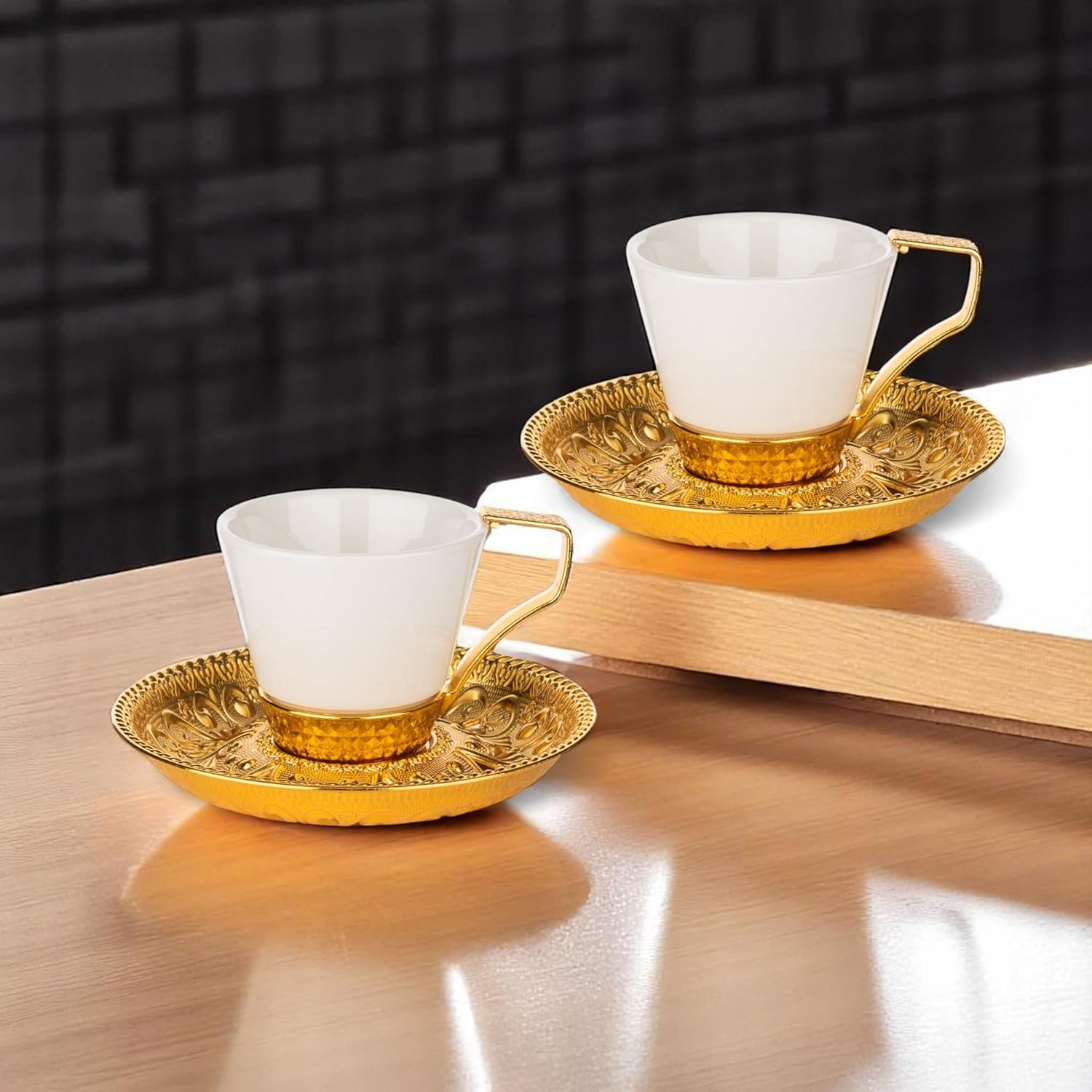 Alisveristime (Set of 2) Turkish Coffee Set with Porcelain Cups, Zamac Holders & Saucers – Selcuklu Ottoman Design, 80ml Capacity (Gold)