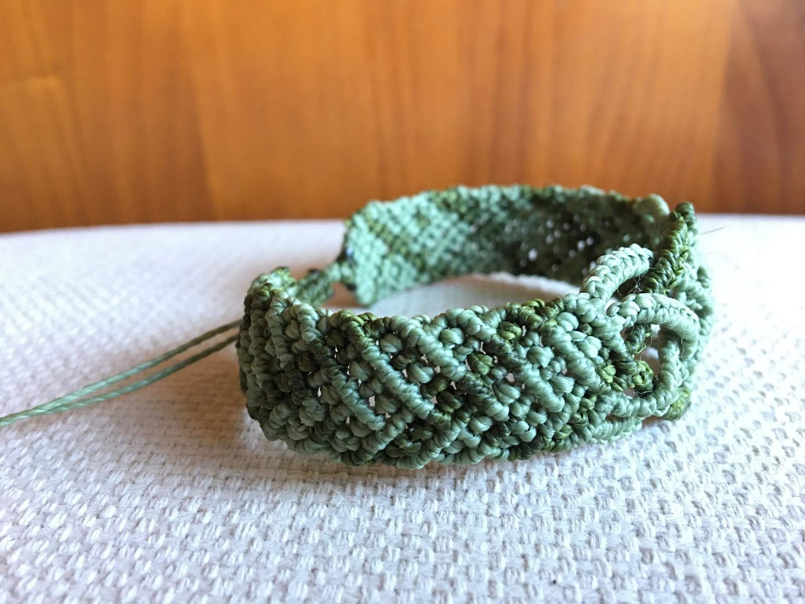 Pulsera para hombre (mínimo 20 cm. muñeca), tipo celta,hecha a mano con hilo encerado en dos tonos de verde.Ajustable