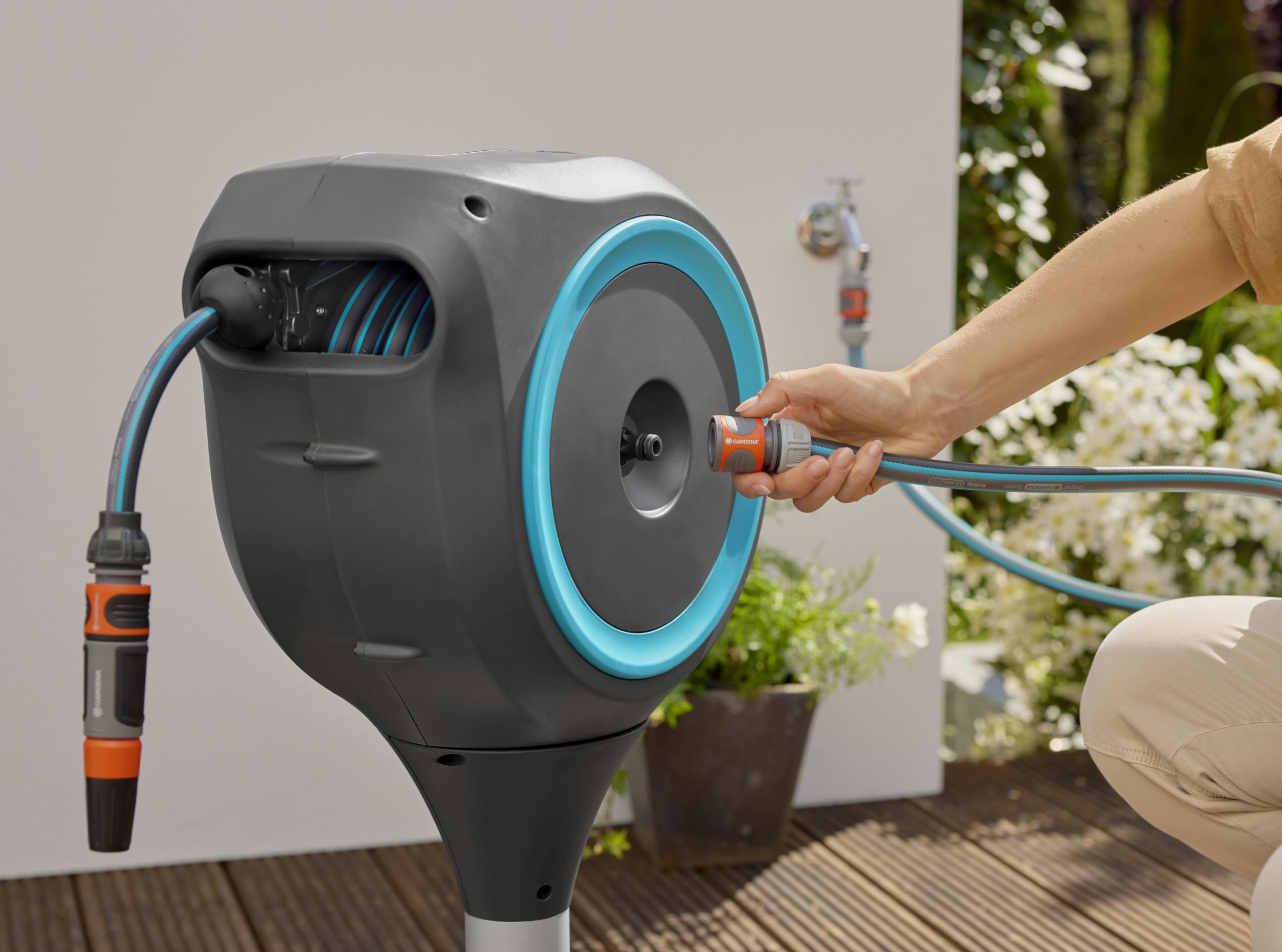 Gardena Dévidoir de terrasse RollUp M : boîte résistante aux intempéries, technologie RollUp & 20 m de tuyau, arrosage petits jardins avec terrasse, enroulement automatique, turquoise (18615-20)
