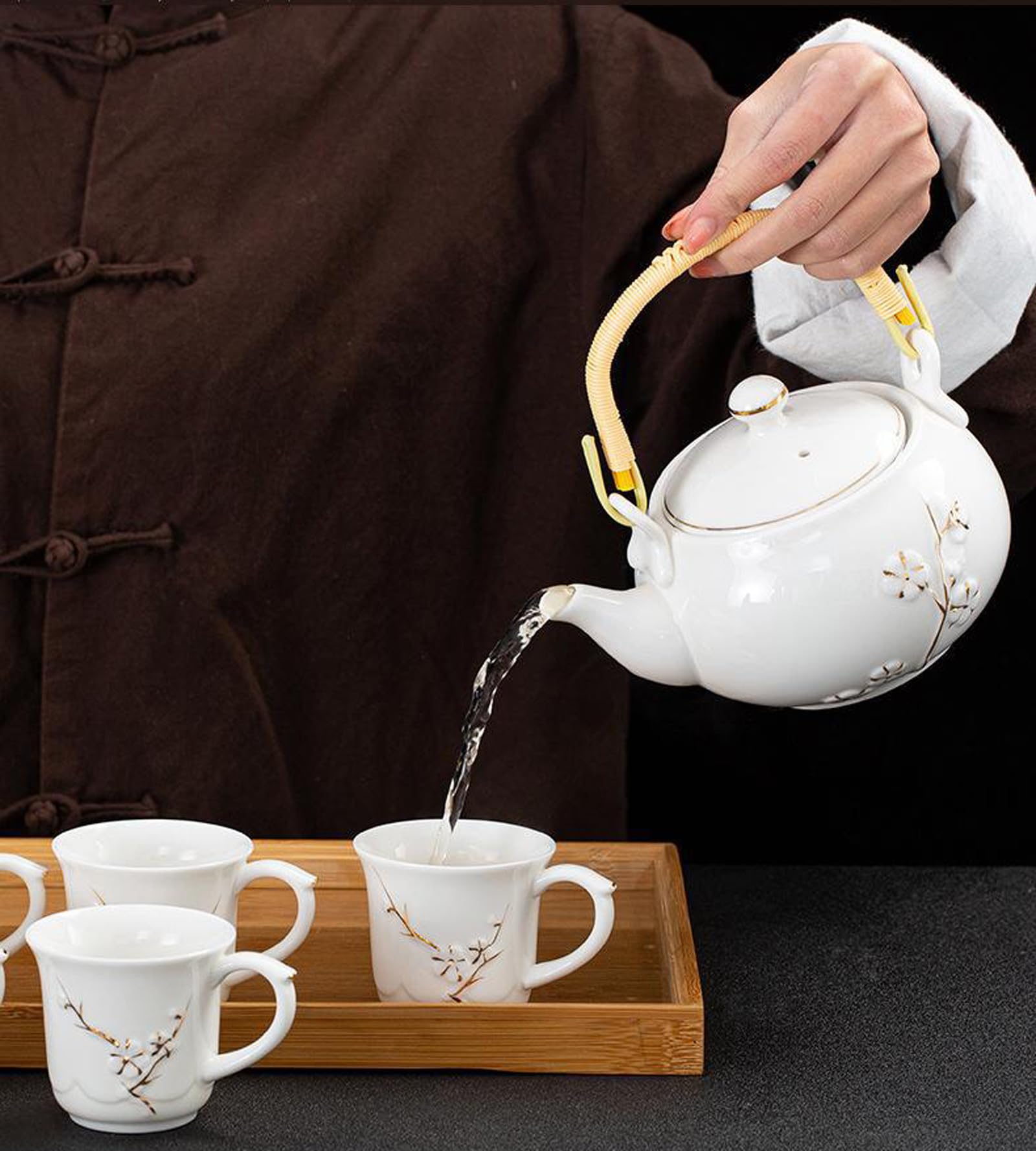 KEYDUACU Service à thé japonais en céramique blanche, motif fleur de prunier gaufré, comprend 1 théière (660 ml), 6 tasses, plateau à thé, passoire, peut être utilisé à la maison, en plein air,