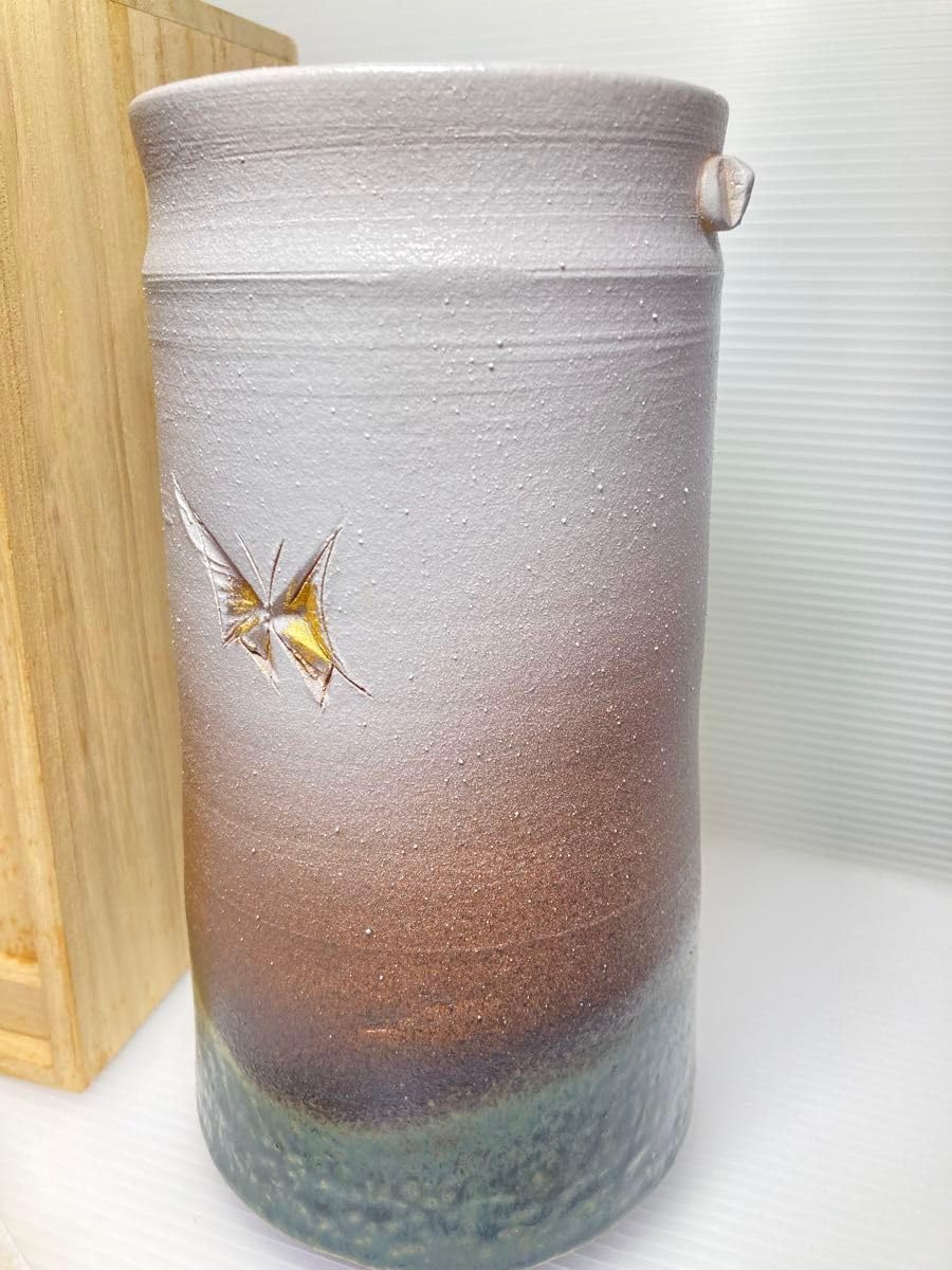 加藤釥　鮮やかな「釉彩蝶文　花入」 加藤釥 鮮やかな「釉彩蝶文 花入」 加藤釥 鮮やかな「釉彩蝶文 花入」