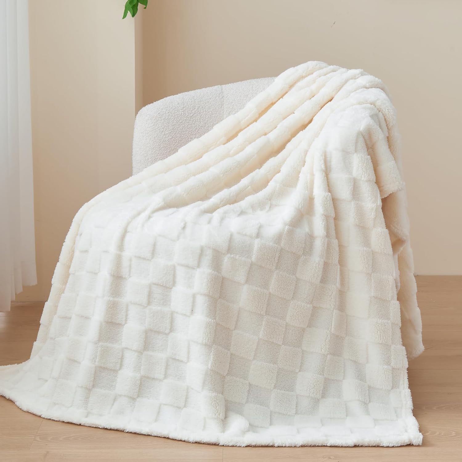 Wajade Fleece Throw Blanket, Fluffy Faux Fur Blanket for Bed Sofa Couch Soft Cosy Warm Thick Blanket, Checkered White 127x153