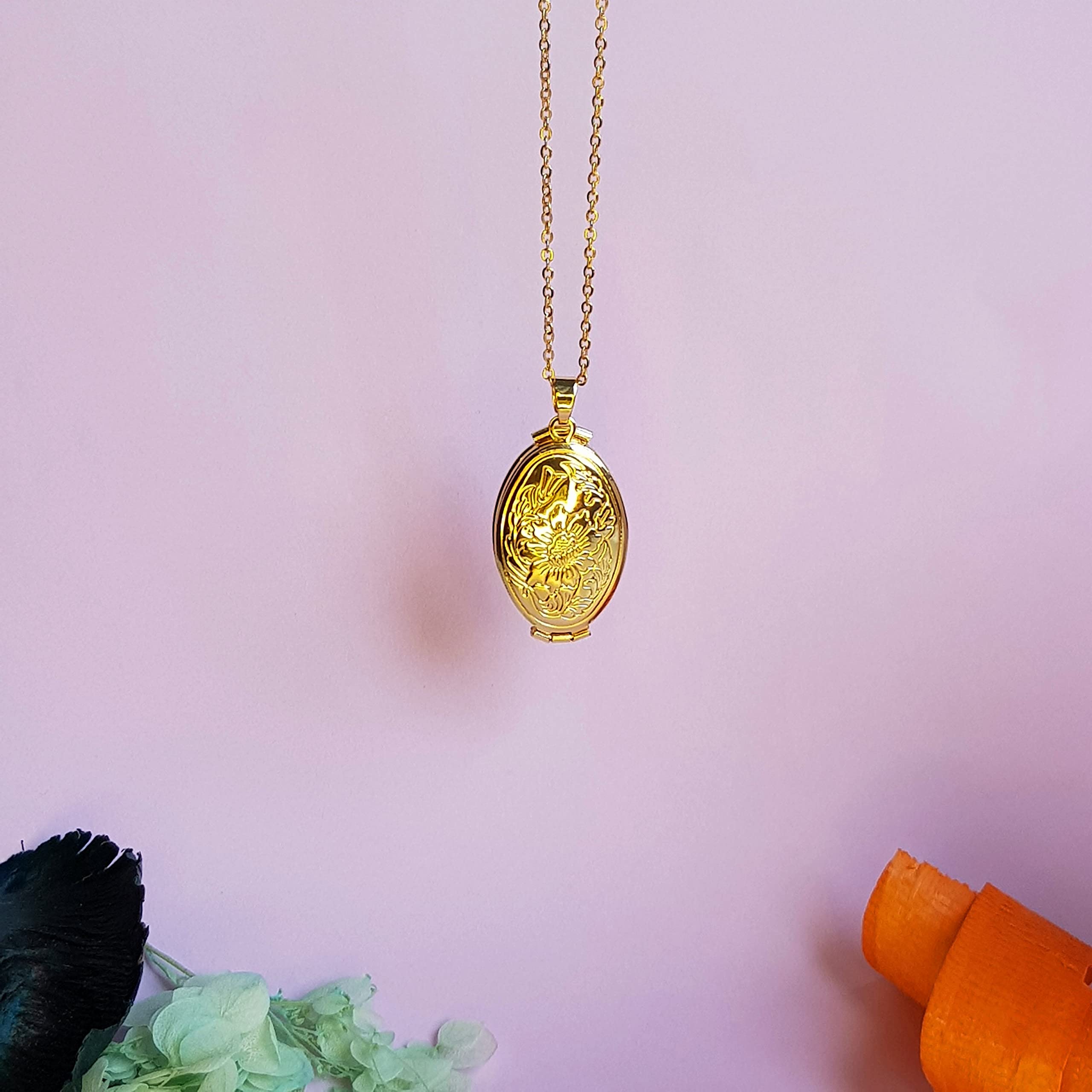 Plated Oval Photo Memory Locket Pendant Necklace With Chain