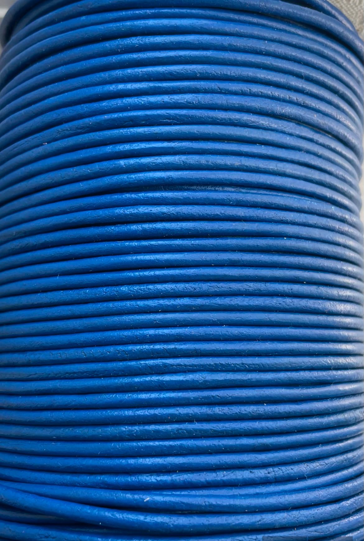 Cordon rond en cuir de vachette véritable de 2,5 mm - Bleu - Pour fabrication de bijoux (100 mètres) (50 mètres)