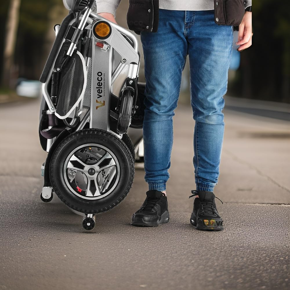 COSMO: silla de ruedas eléctrica ultraligera plegable con joystick de fácil manejo