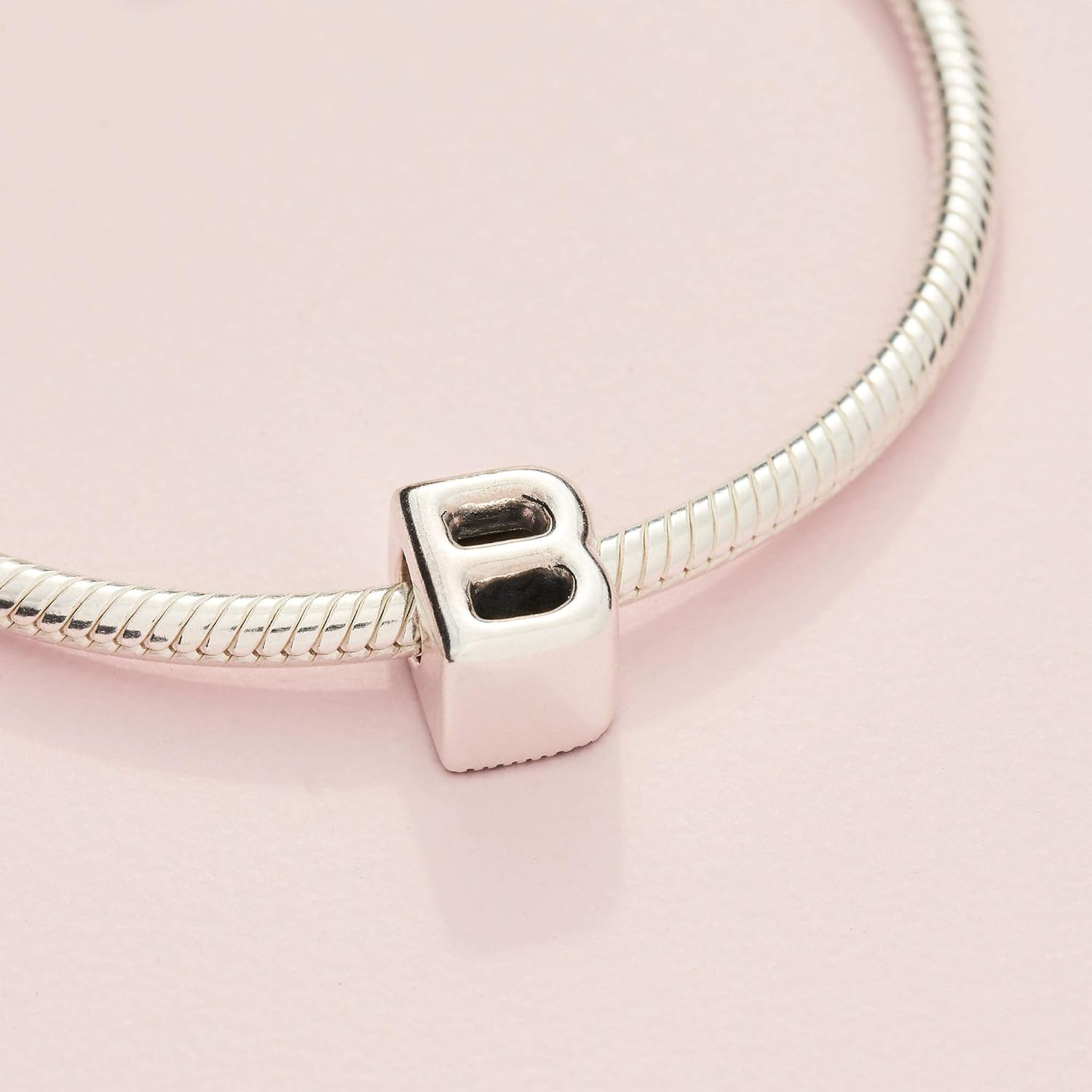 Vista 4 de Colgante de plata de ley 925 con letra PANDORA