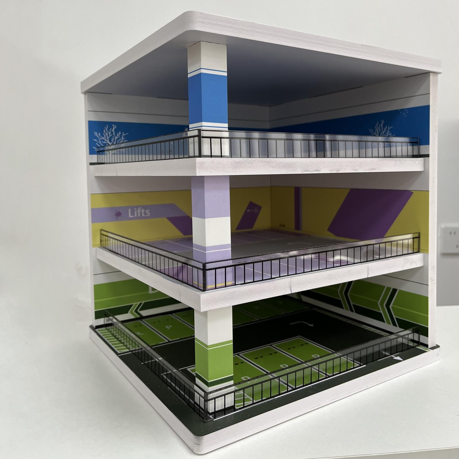 Die Diorama Vitrine „Parkplatz“ bietet Sammlern Platz zum Ausstellen von Modellautos im Maßstab 1:64 mit Style Friends. Anzeige von Druckguss