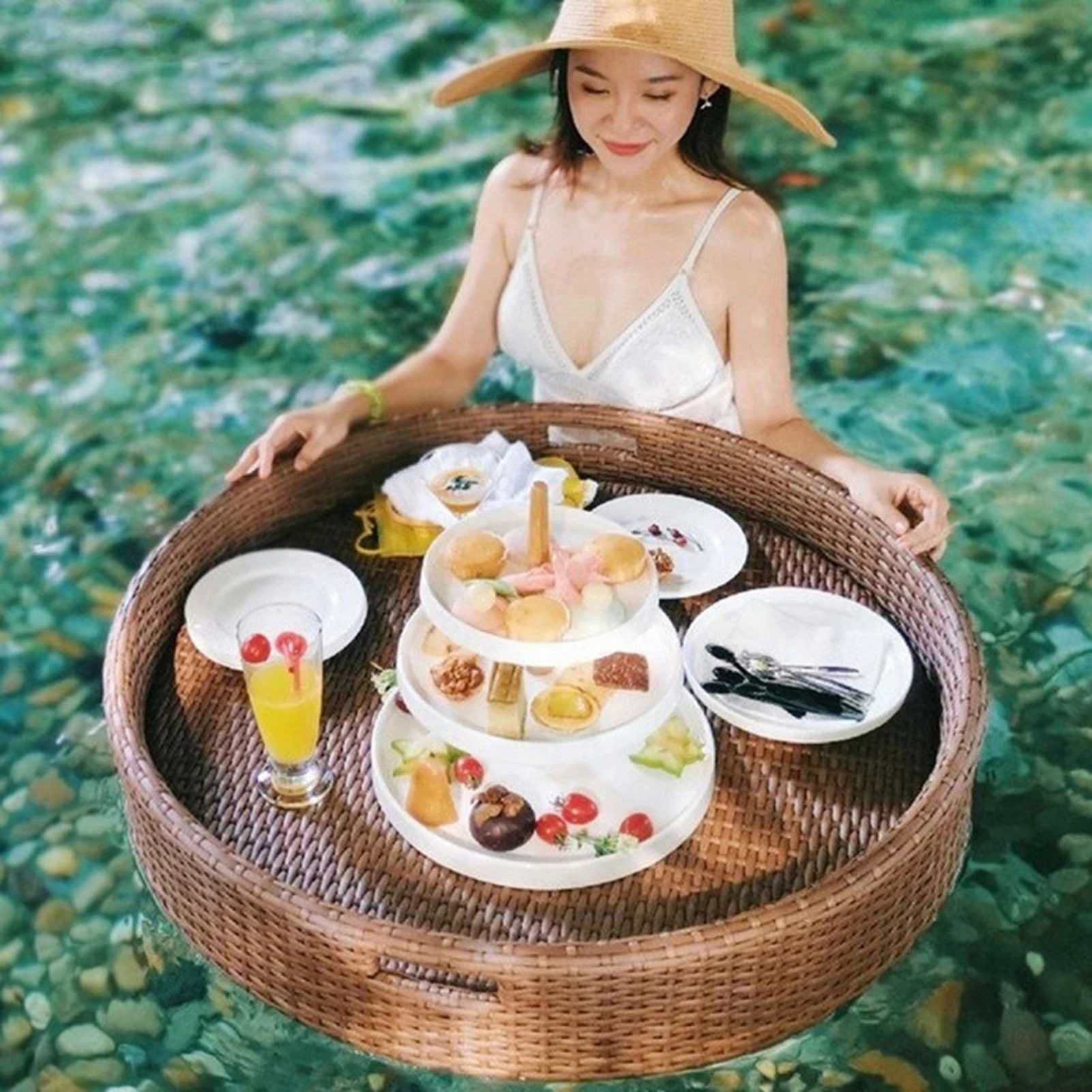 Swimming pool floating bar, Rattan Floating Breakfast Tray Luxury Floating Serving Tray Table and Swimming Pool Floats(Light Brown,60CM)