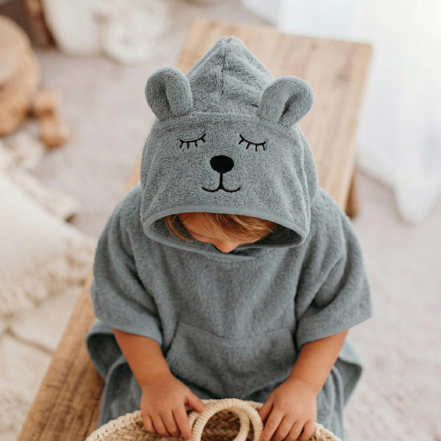 kikadu Poncho Eisbär für Babys & Kinder, GOTS-zertifiziertes Kinderhandtuch mit Kapuze, weiches Badetuch mit Tiermotiv, ideal für Bad, Schwimmbad & Strand, maschinenwaschbar bei 40 °C