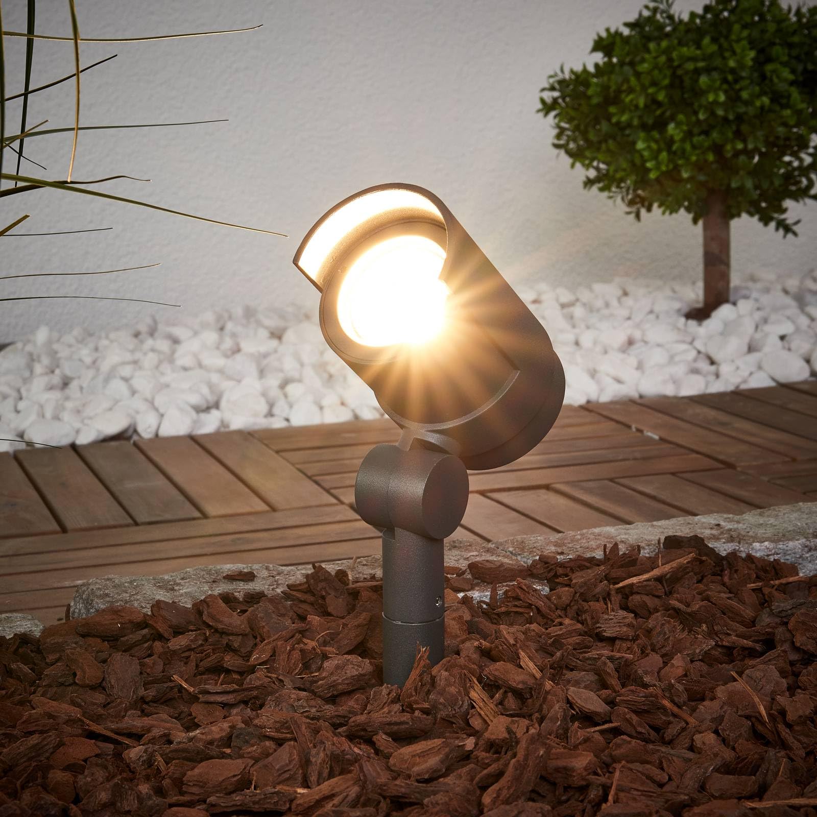 Lucande LED Gartenstrahler mit Erdspieß, schwenkbar Erdspießstrahler strahlwassergeschützt IP65 Gartenbeleuchtung 15W