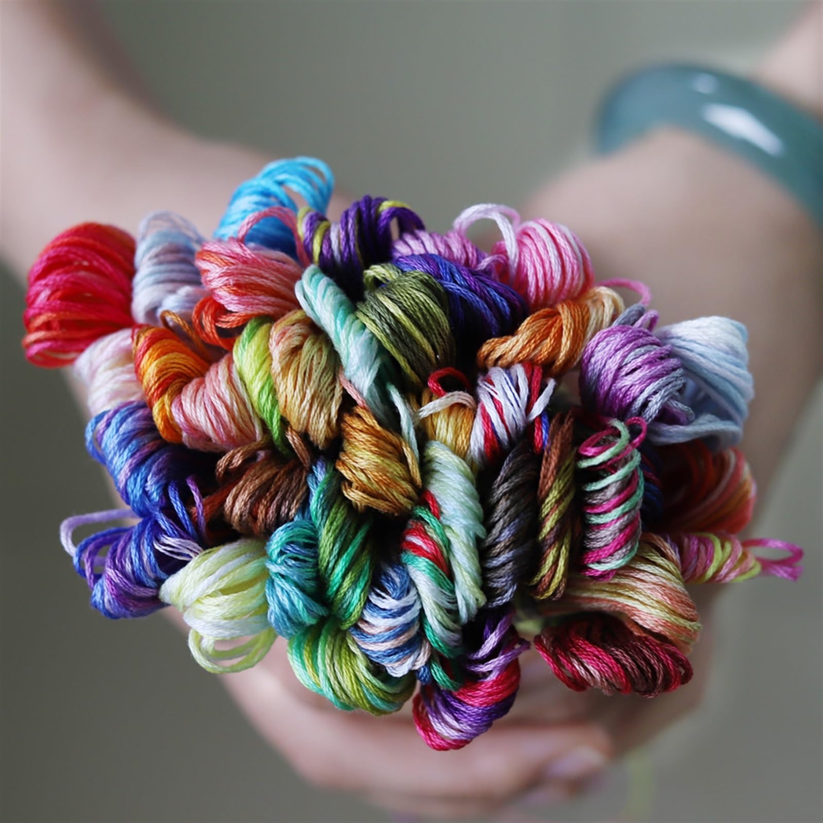 Stick Garn Set mit 40 verschiedenen Farben, Sticktwist aus gasierter, merzerisierter ägyptischer Baumwolle, 8 Meter Strang, Kreuzstichgarn für Bastelarbeiten