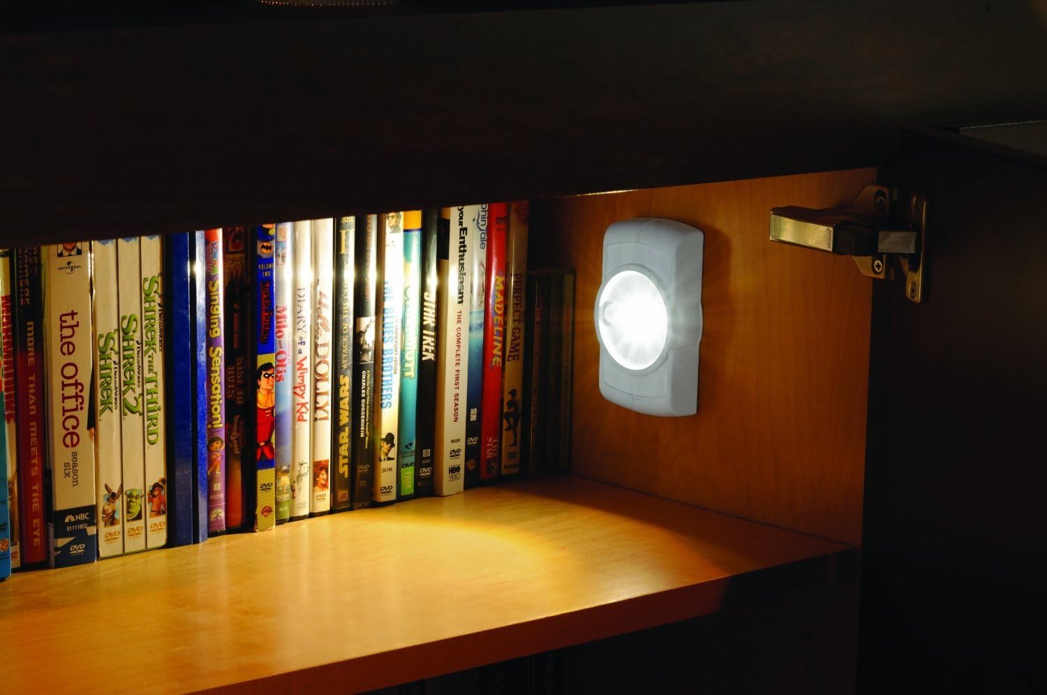 MR BEAMS MB850 LED Motion Sensor Task Light, Auto-Off Time Can Be Used Depending on Location, Battery Operated