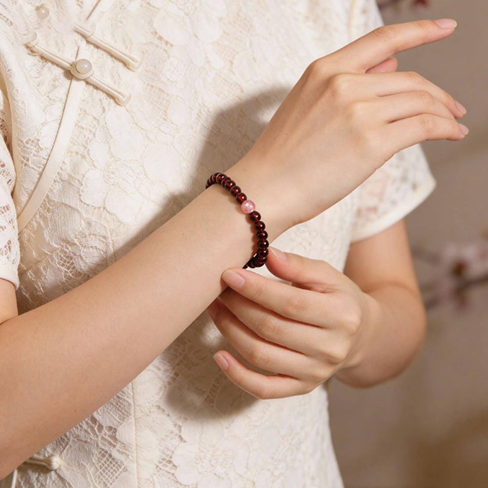 Bracciale Elastico a Giro Singolo in Granato Rosso Naturale (5 mm) | Gioielli di guarigione energetica di messa a terra, braccialetto unisex con perlina di accento di cristallo rosa fragola