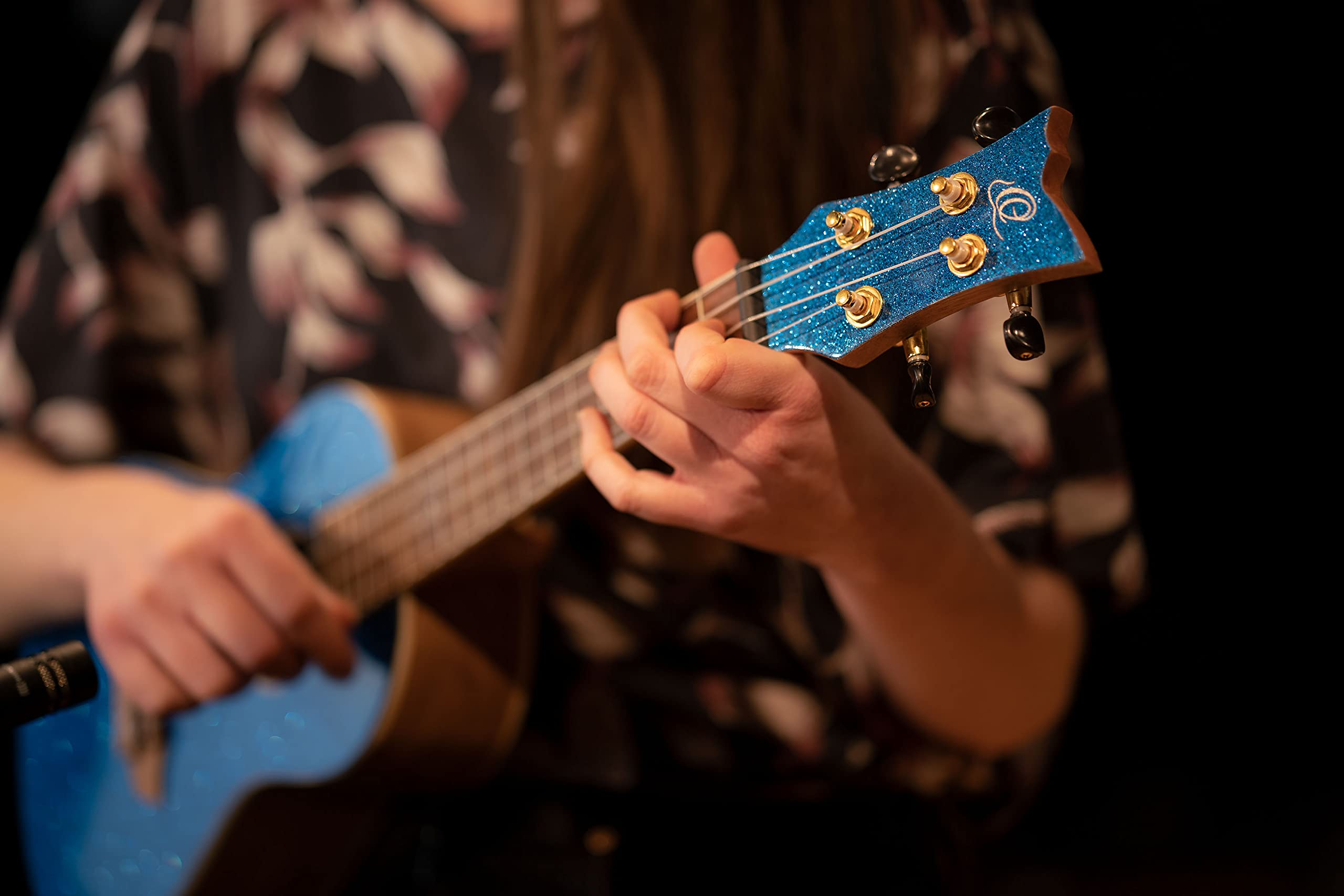 Ortega Guitars Ukulélé Concert Acoustique – Série Element – Housse Incluse – Épicéa, Bleu (RUEL-MBL)
