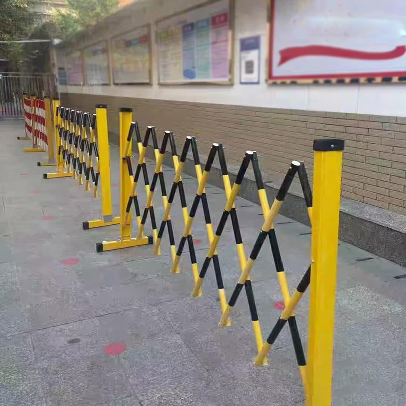 Barrière de sécurité portable à roulettes pour sécuriser les accès de chantier