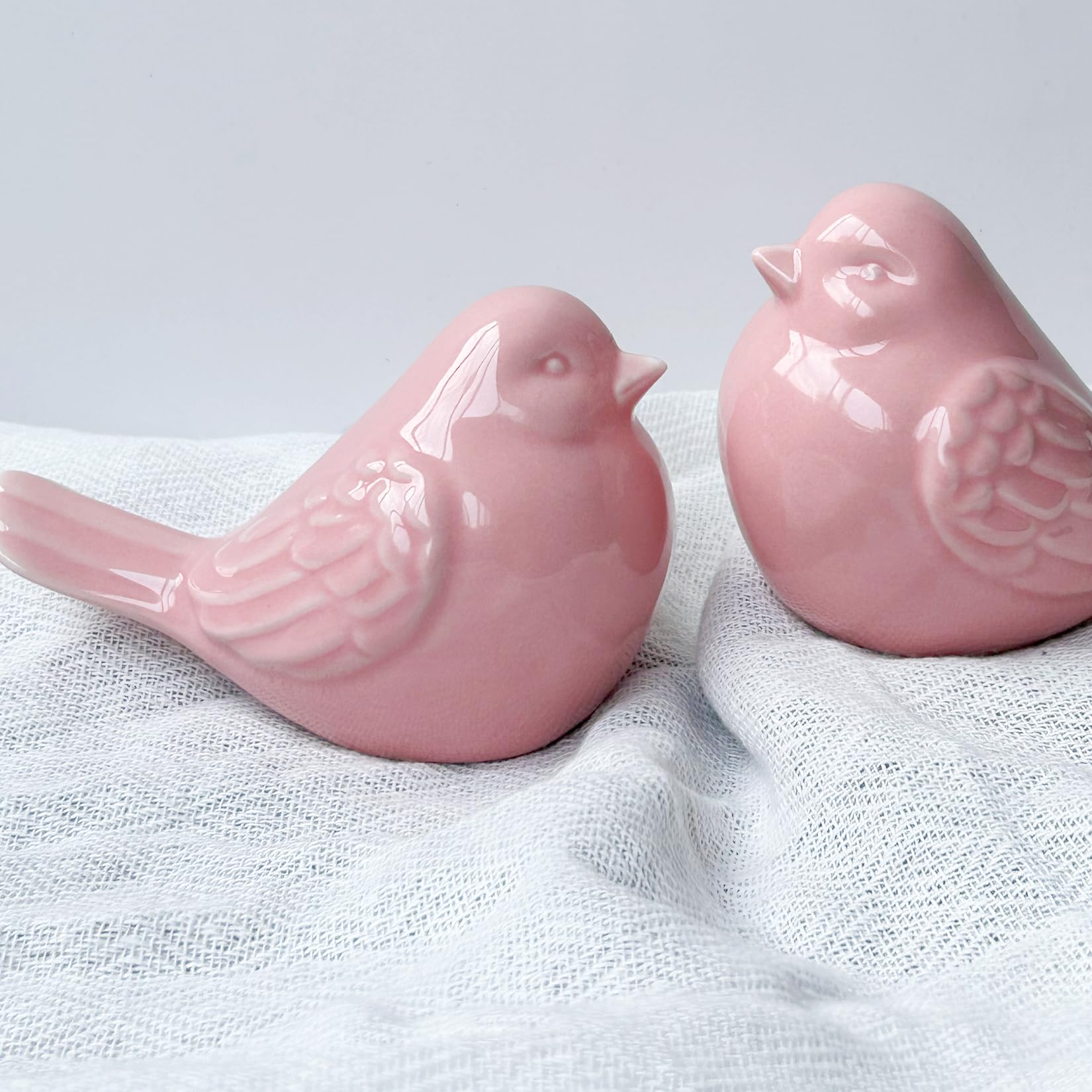 realideas French Garden Cottage Porzellan Rosa Vogel Dekor Vogel Figuren Set von 2 – Dekorative rosa glasierte Keramik Vogelfigur Vogelstatue Vogelskulptur Home Wedding House Decor