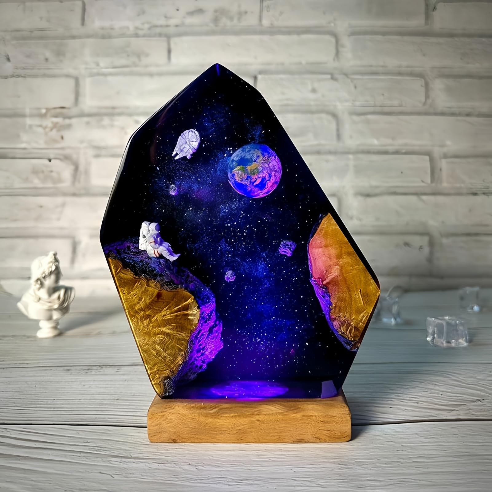 Drawelry Epoxy Resin Starry Sky Lamp, Handmade LED Starry Sky Astronaut Night Light, Resin Art Bedside Table Lamp for Men Office Decor Bedroom Decor 15.24x10.16cm (Earth and Astronauts)