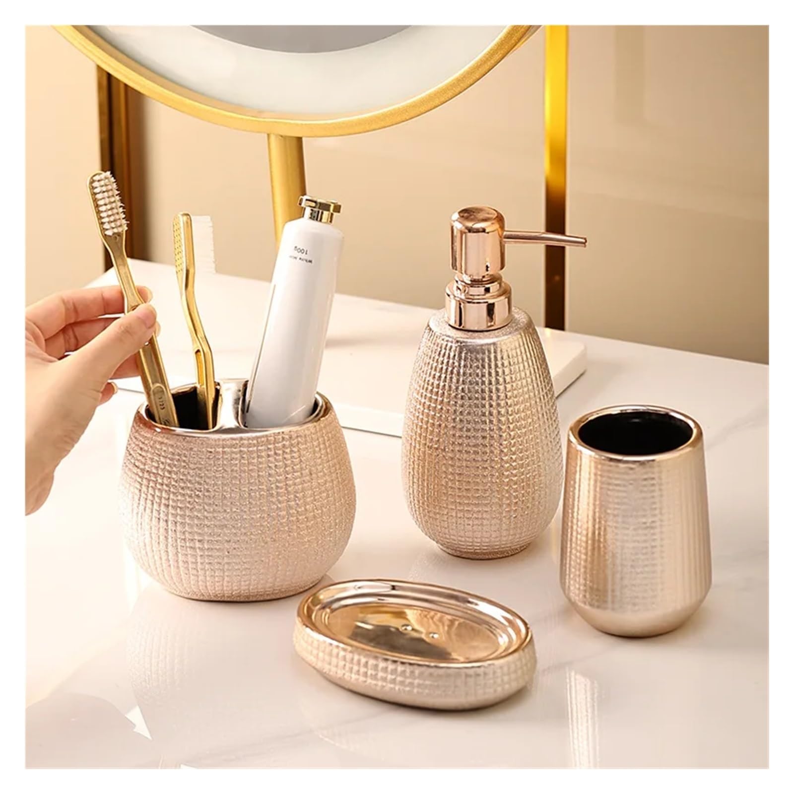 Set Bagno Accessori Completo Kit in oro rosa Set di accessori for il bagno Set di lusso completo di portasapone in ceramica for WC, portaspazzolino, pompa for shampoo, bottiglia dispenser(MGJ-Set4)
