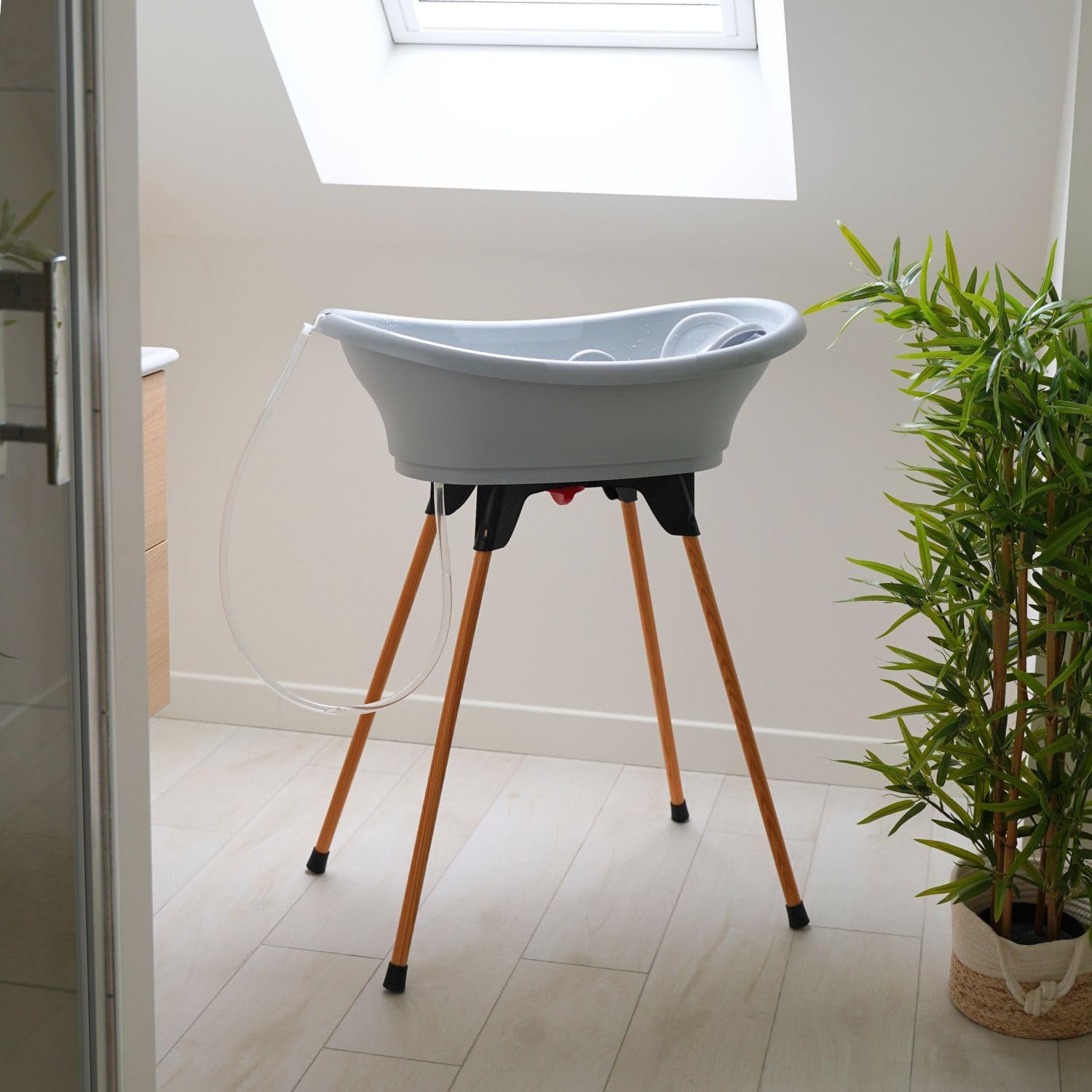 THERMOBABY - Zestaw do kąpieli dla niemowląt VASCO 5 w 1 - Wanna, drewniana nóżka, wąż spustowy, leżak do kąpieli, termometr - Charme Grey - Składany i stabilny - Wyprodukowano we Francji