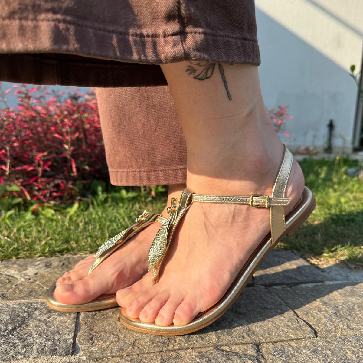 Sandália Rasteira Feminina Vizzano – Detalhe Folha em Pelica, Confortável, Macia e para o Dia a Dia em promoção! Veja a oferta e mais achadinhos de Sandálias 8 Hoje é o melhor dia para comprar Sandália Rasteira Feminina Vizzano – Detalhe Folha em Pelica, Confortável, Macia e para o Dia a Dia com aquele preço maroto! Promoção! Aproveite a oferta! 8