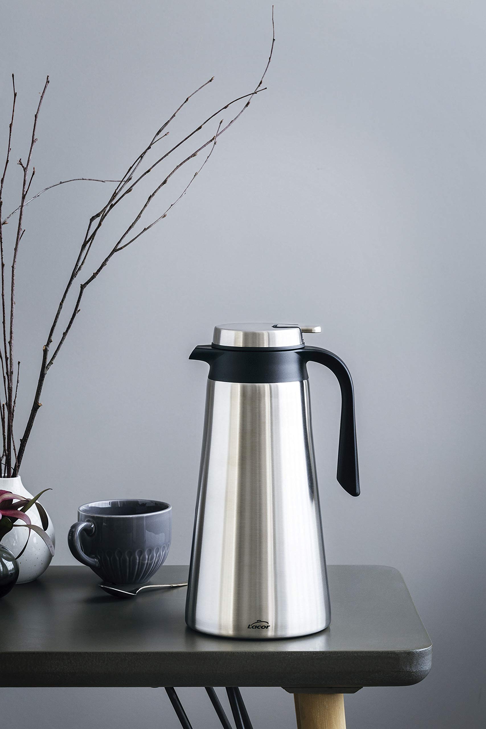 LACOR - Jarra, Acero Inoxidable 18/10, 2, 2L - Uso Profesional y Doméstico | En acero inox 18/10, para servir y conservar bebidas; con 2,2 L de capacidad, cómodo de manejar y de guardar tras el servicio