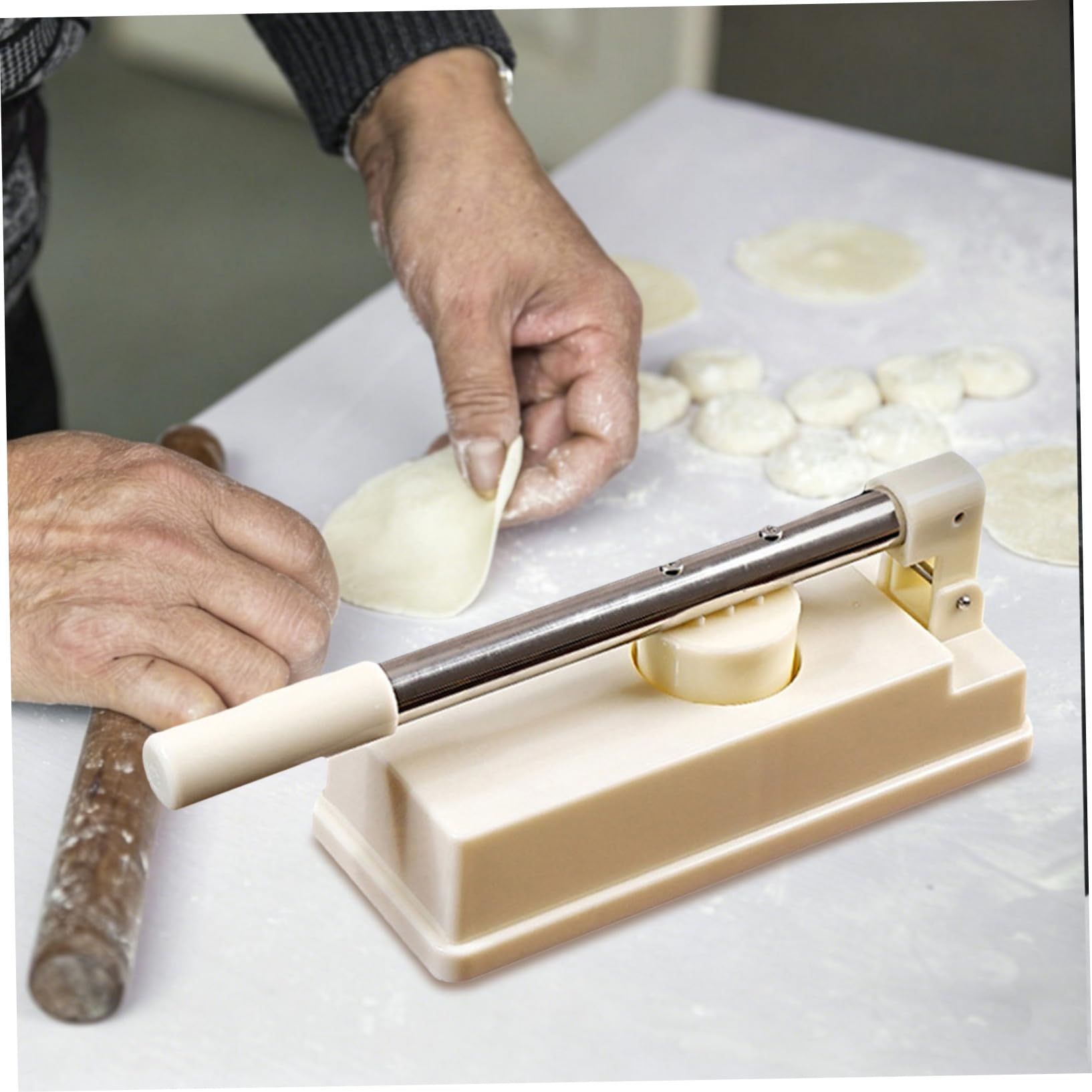 Toyvian Stampo per Dumpling in Abs e Acciaio Inox, Pressa per Pasta Struttura Profonda e Facile da Pulire, Utensile da Cucina per Ravioli e Involucri Fatti a Mano