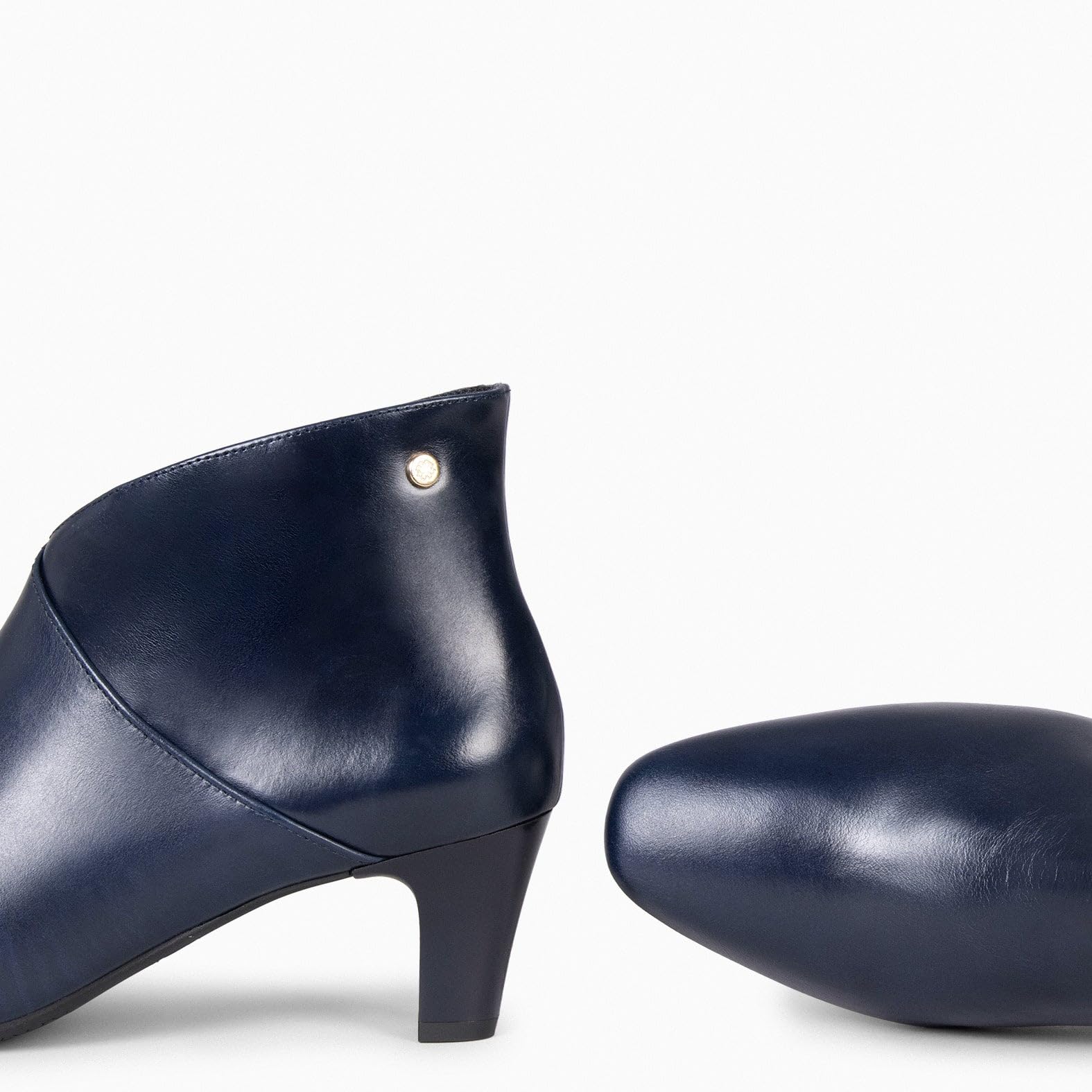 miMaO. Botines elegantes de tacón bajo con escote en V en piel. Hecho en España