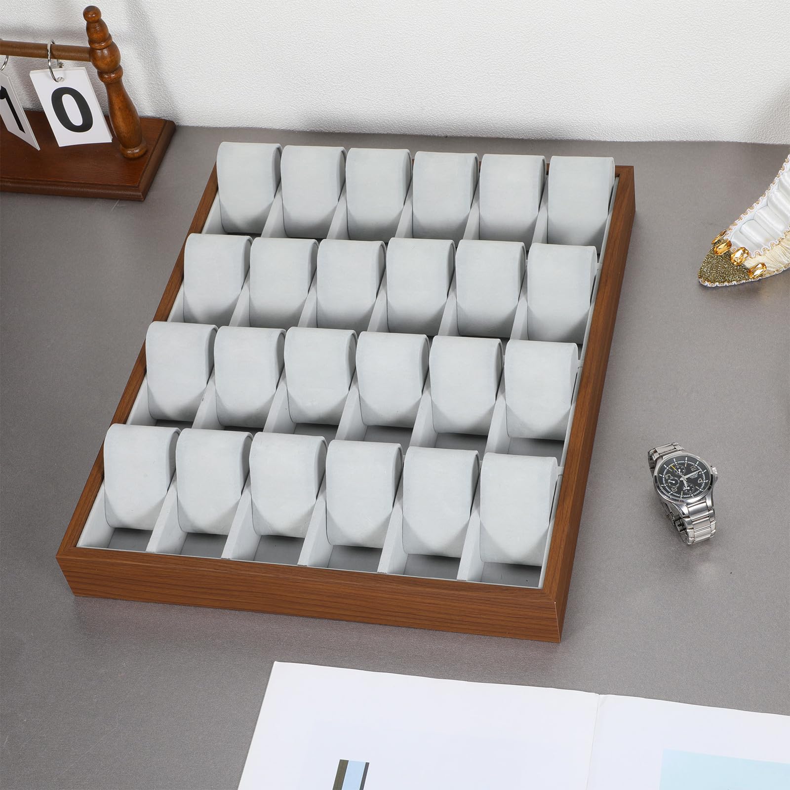 Mikikit Caja para Relojes de Madera Beige 24 Ranuras y Gran Capacidad, Organizador Elegante para Exhibir Relojes y Objetos Pequeños el Hogar