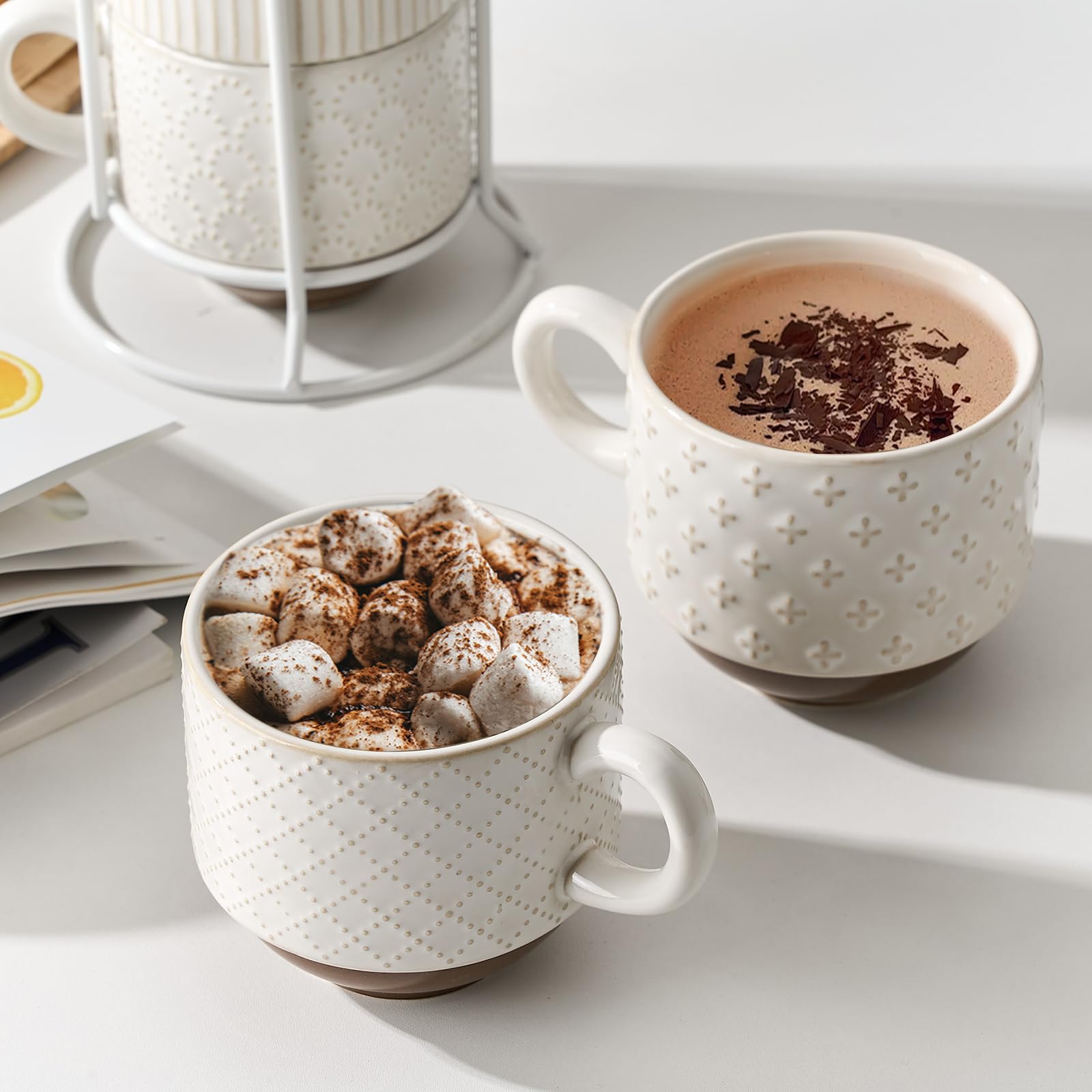 Juego de 4 tazas de café grandes de cerámica con soporte, apilables, de 15 onzas, diferentes relieves, para capuchino, té, cacao caliente, bebidas, aptas para lavavajillas y microondas,