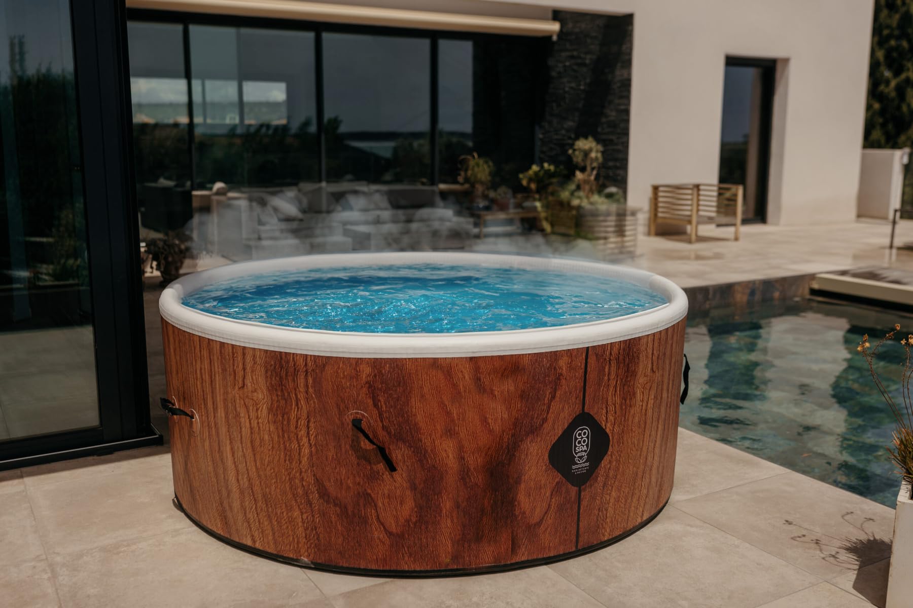 COCO SPA Tahiti Spa Gonflable | 180 cm de diamètre | 1100 litres | Moteur 2240 W | Jusqu'à 6 Personnes | Massage 140 Jets | Imitation Bois Naturel