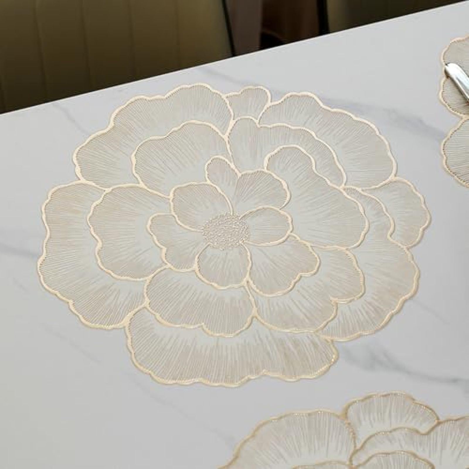 Sets de table pivoine en PVC argent et or | Lot de 4 de 38 cm