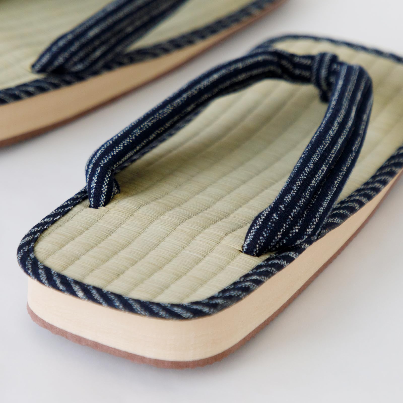 Asayu Japan Sandales Traditionnelles Japonaises en Igusa, Fabriquées au Japon, Tatami Zori, Absorbantes et Résistantes aux Odeurs - Rayures Bleues, Taille Homme EU 40 à 43.