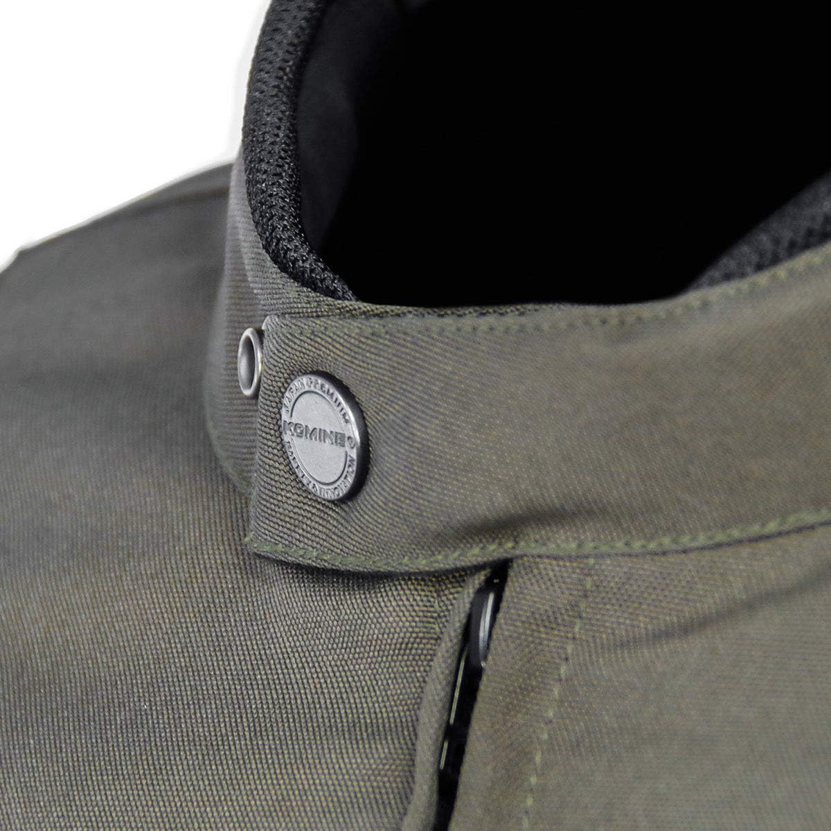 コミネ(KOMINE) JK-603の首元ディテール。ボタン部にはロゴが刻印されており、ブランドならではの質感と細部へのこだわりが見て取れる