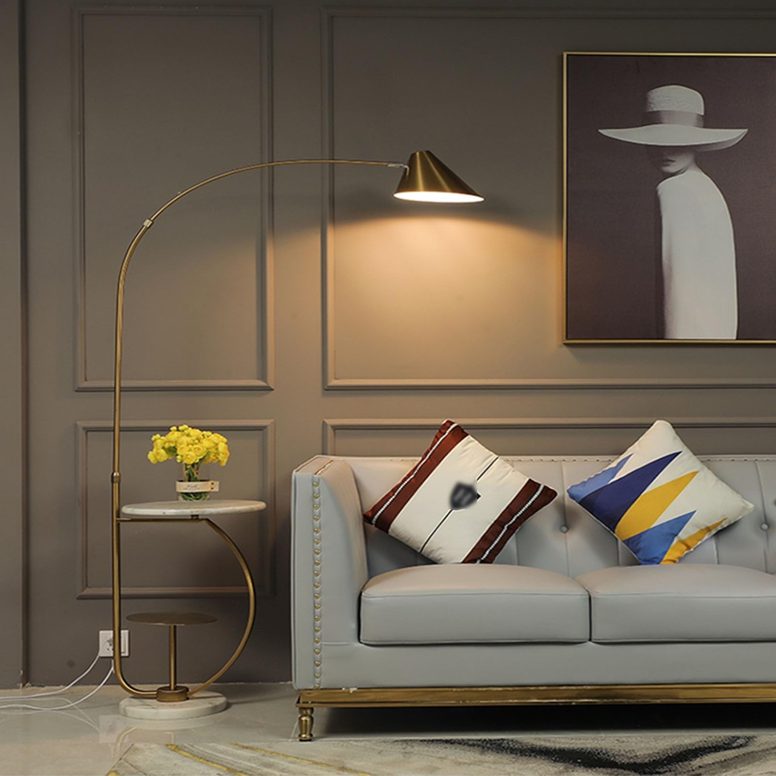 Alta Lampada da terra moderna ed elegante con vassoio for il bar dell'ufficio