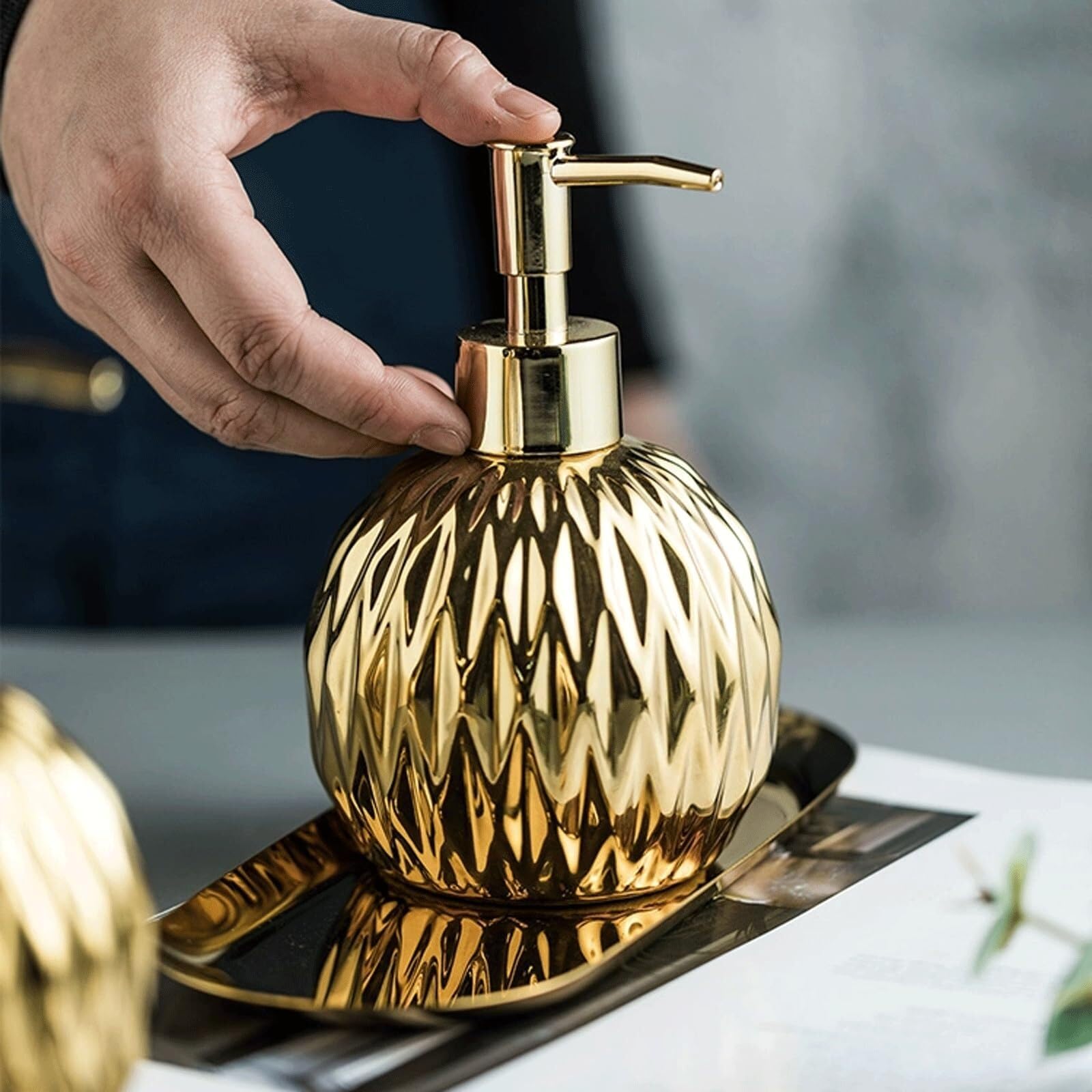 Set di accessori per il bagno Dispenser di sapone in ceramica color oro for bottiglia rotonda da 14 once con rilievo Arredamento per gli affittuari(Gold)