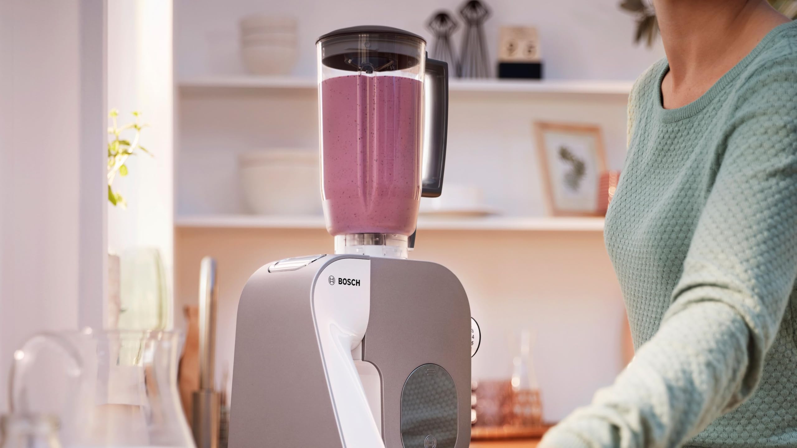 Bosch Küchenmaschine Serie 4 mit Waage, Edelstahl-Schüssel spülmaschinenfest, Mixer, Fleischwolf, Planetenrührwerk, Durchlaufschnitzler, 3 Scheiben, Würfelschneider, 1000 W, MUM5XL74