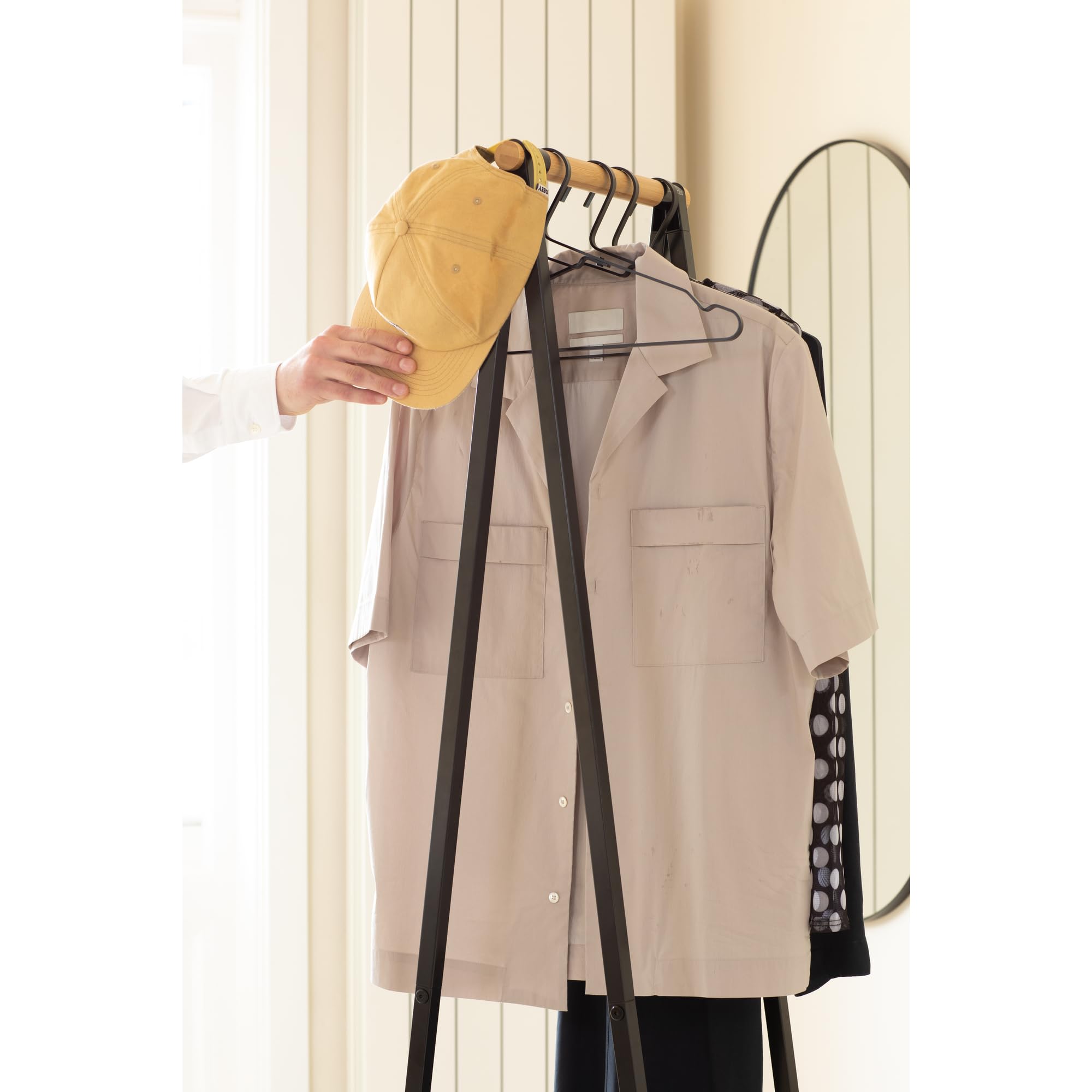 Brabantia - Perchero Linn, Compacto - Perchero de pie - Almacenaje de ropa - Para colgar, airear o secar ropa - Robusta estructura de acero y varilla de bambú - 47,6 cm x 34 cm x 170 cm - Negro Mate