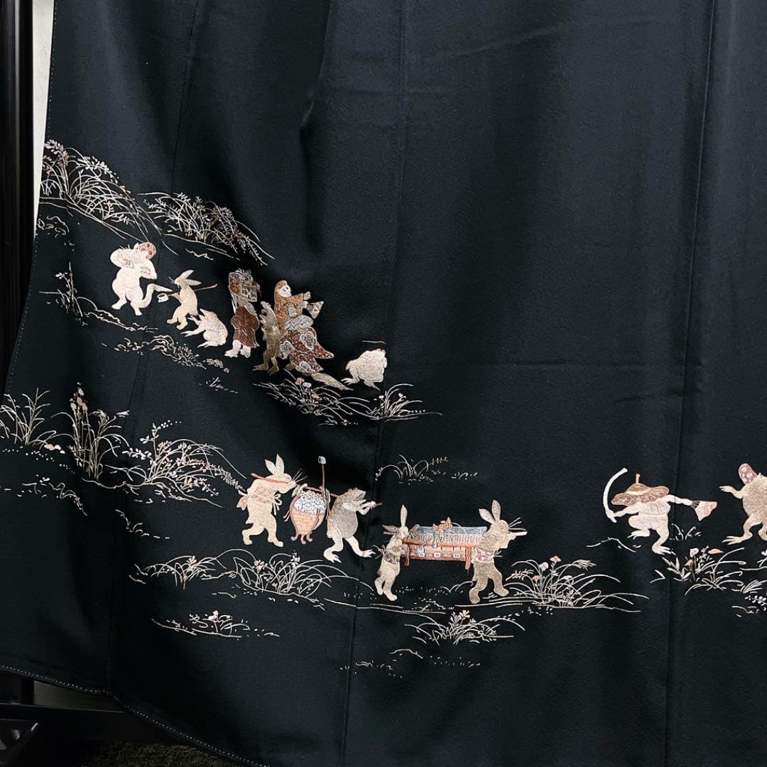 Amazon.co.jp: 逸品 作家もの 鳥獣戯画の刺繍の黒留袖 着物 : ファッション