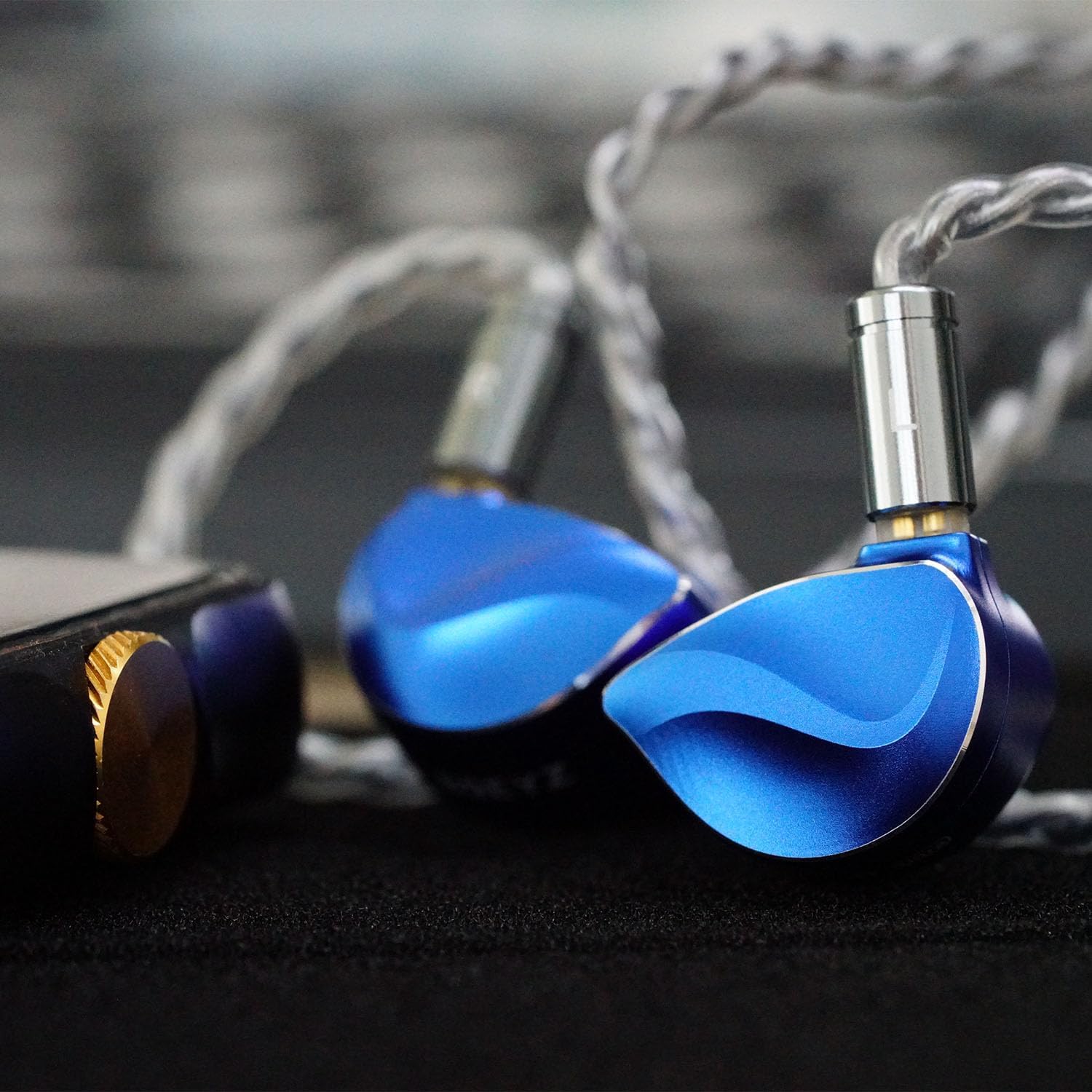 BQEYZ Winter Ultra Hybrid Driver in-Ear Monitor Earphones, 1DD + 1BC Wired IEM Earbuds with Swappable 3.5mm/4.4mm Plug and 0.78mm Detachable Cable for HiFi Audiophile Sound (Blue)