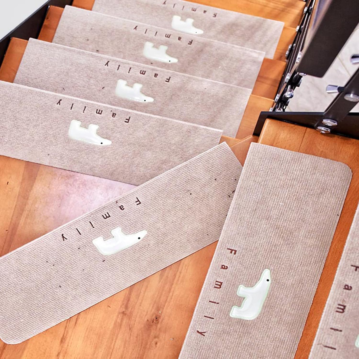 Lot de 15 dalles de moquette autocollantes antidérapantes pour marches en bois, protections d'intérieur douces, faciles à appliquer et à entretenir, parfaites pour la sécurité de la maison