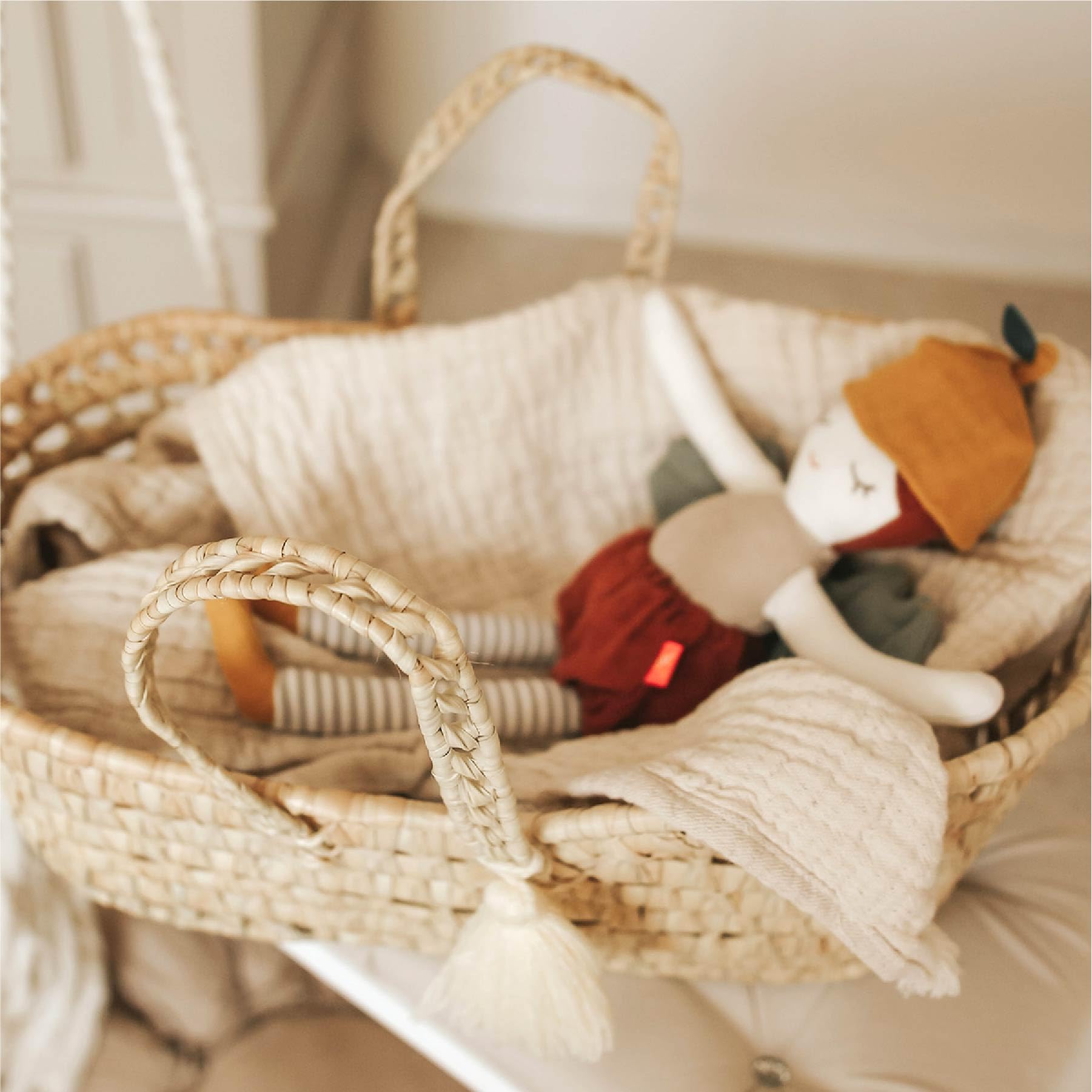kikadu Großer Puppenkorb - Puppenkorb/Bett für die Lieblingspuppe oder -Tier aus Palmblättern, handgeflochten, Maße 40x18x17 cm