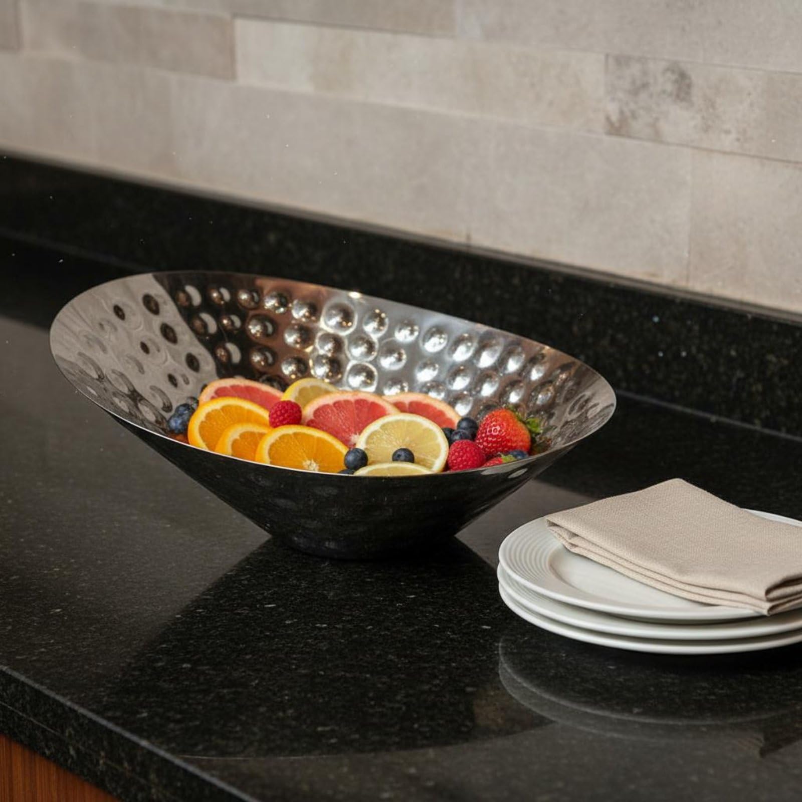 Cuenco Industrial Frutero Ensaladera Tazón Fuente para Servicio en Acero Inoxidable Martillado con Diseño Inclinado y Abertura Amplia para Mostrado, Grande, Martillado Inclinado