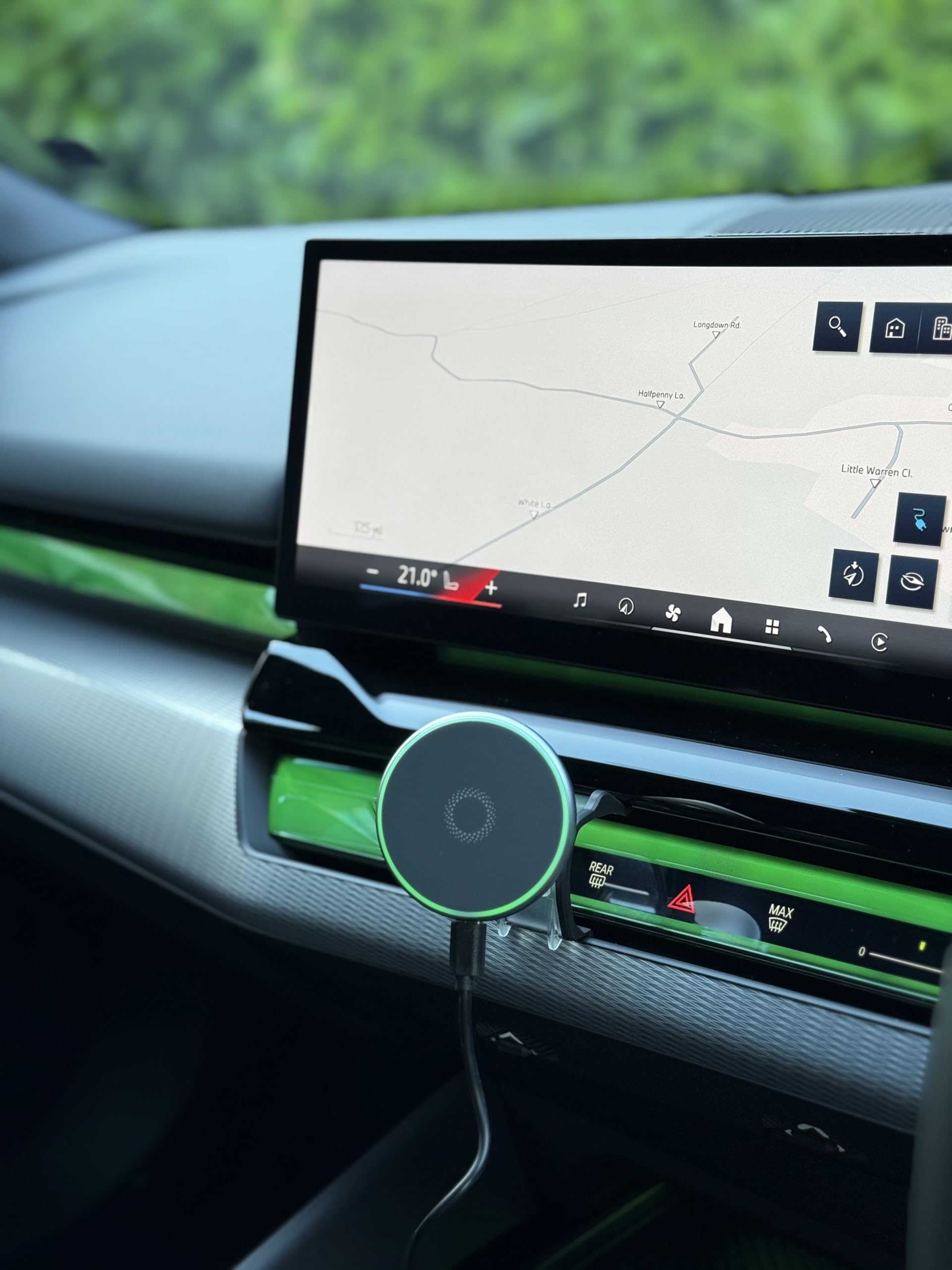Kompatibel mit BMW Magnetisches kabelloses Handy-Ladegerät Hellgrün | Pro Travel Comfort System | Kompatibel mit BMW 5er i5 M5 G60 G61 G90 G91 2024-2026 | Comfort Wireless Phone Holder