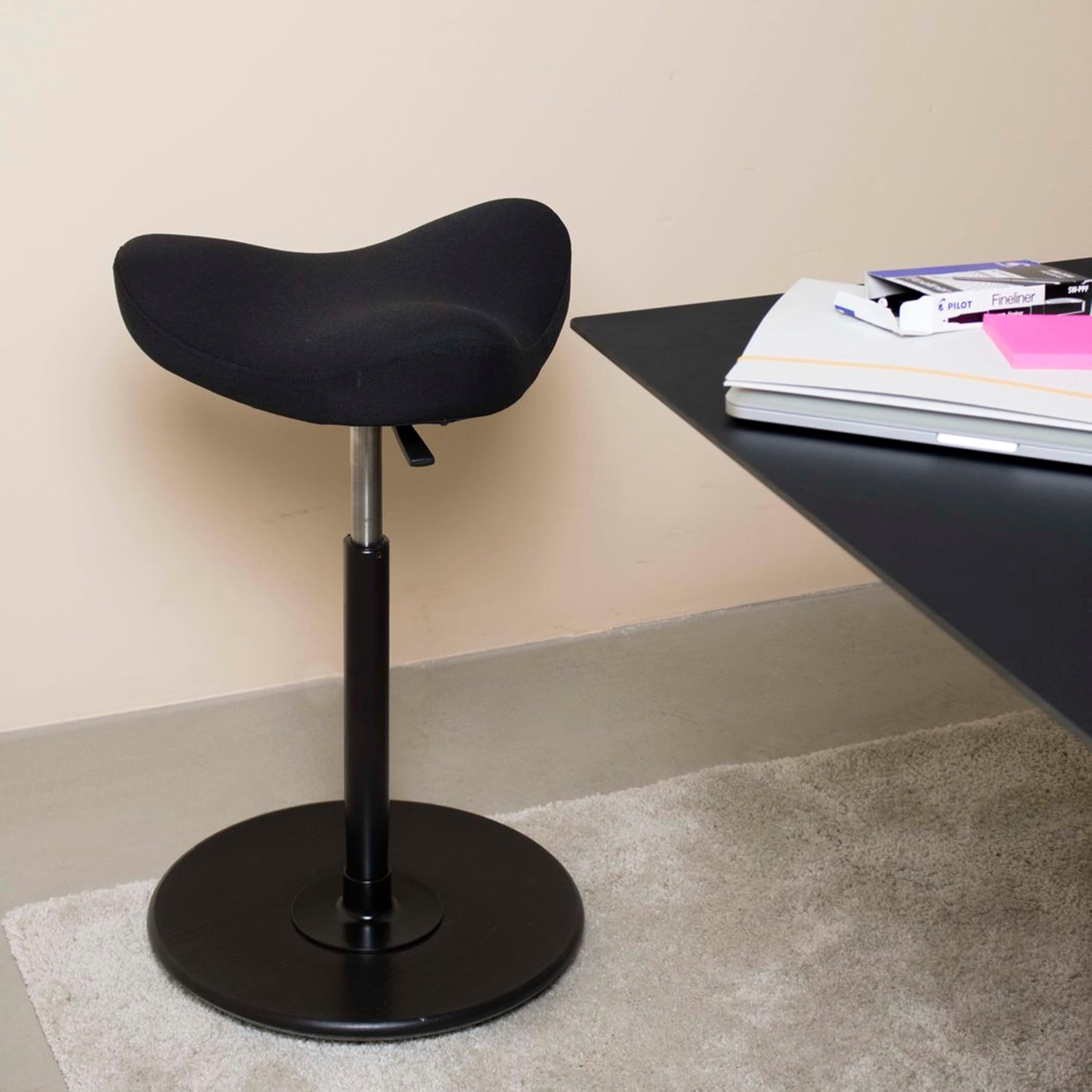Varier Move Sgabello Sit-Stand per Tavoli ad Altezza Regolabile, Base Naturale e Tessuto, Blu